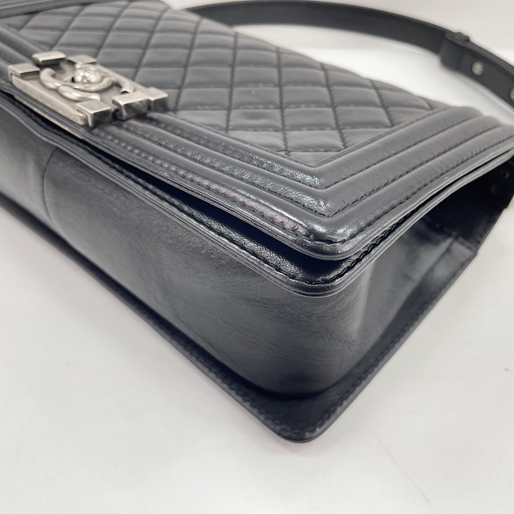 Chanel Boy Chanel Black Leather Shoulder Bag (Pre-Owned)
