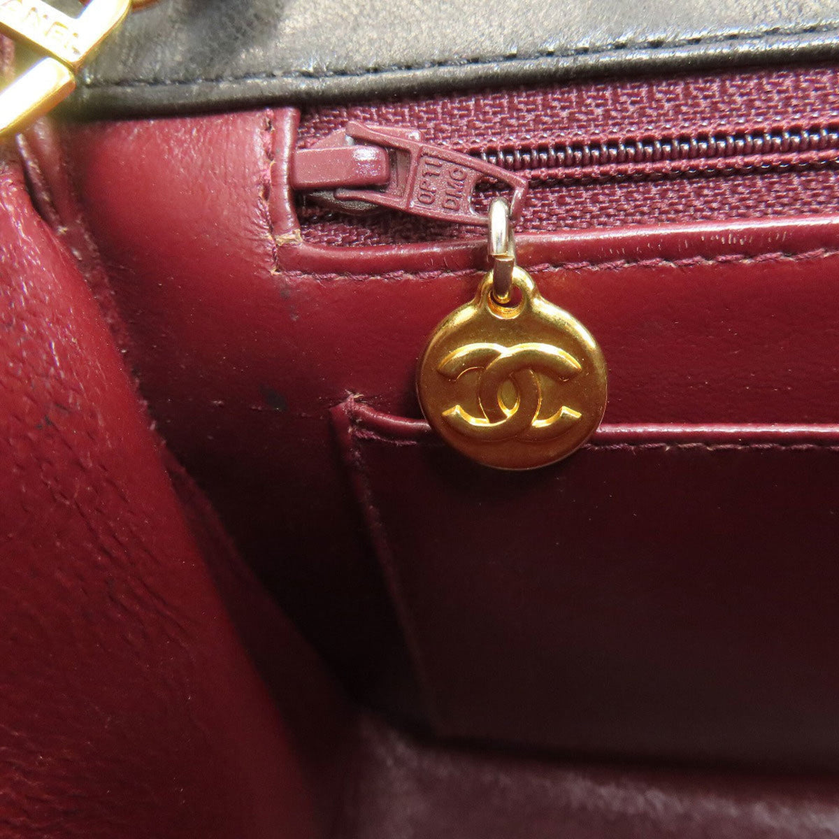 Chanel Black Leather Shoulder Bag (Pre-Owned)