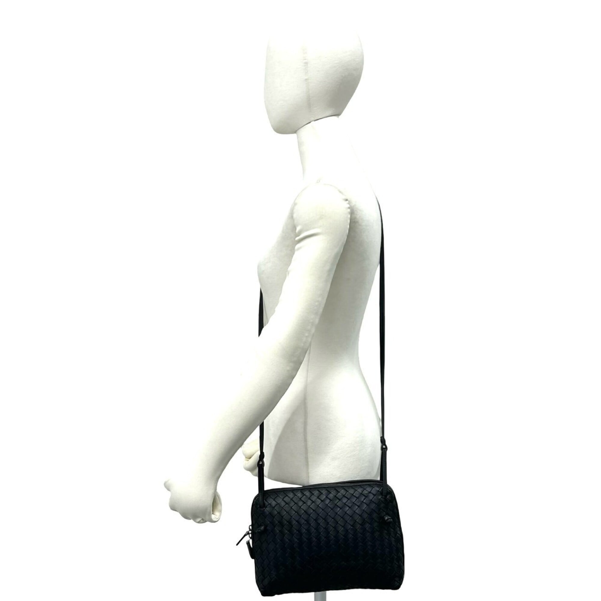 Bottega Veneta Black Leather Pochette Shoulder Bag (Pre-Owned)