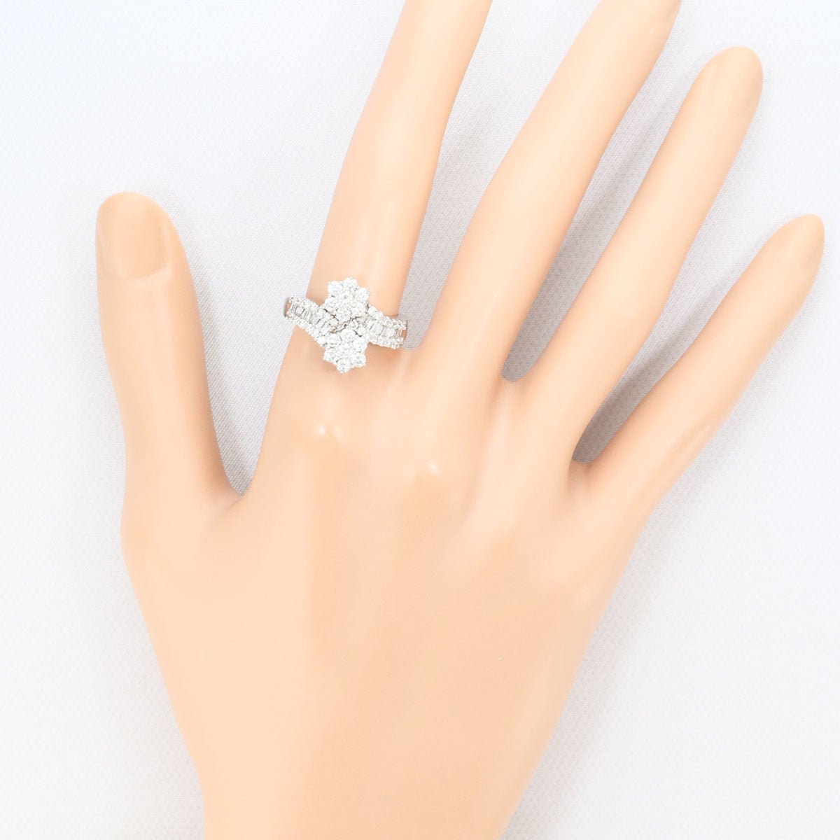 Unbranded White Gold White Gold (18K) Band Ring (Pre-Owned)