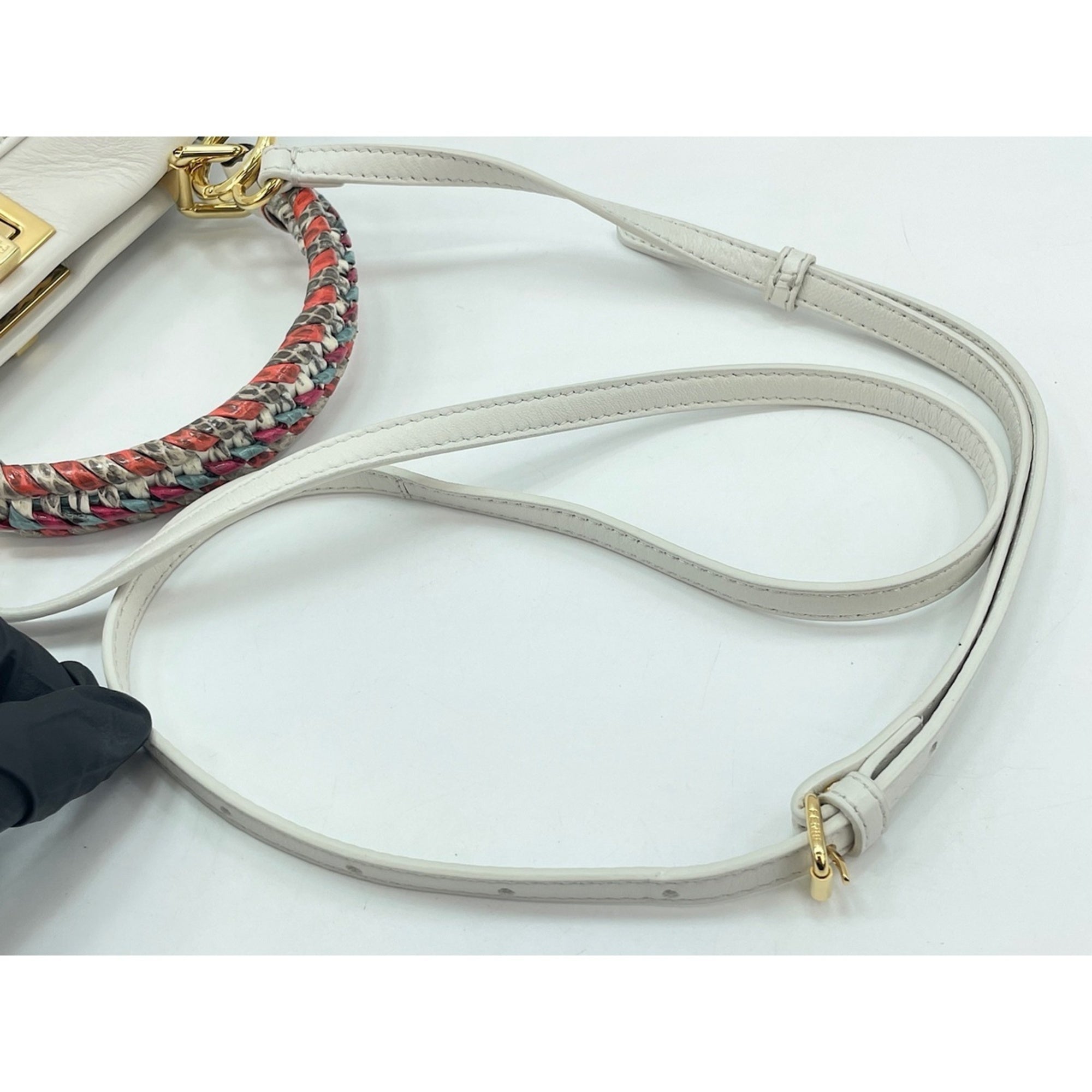 Fendi White Handbag (Pre-Owned)