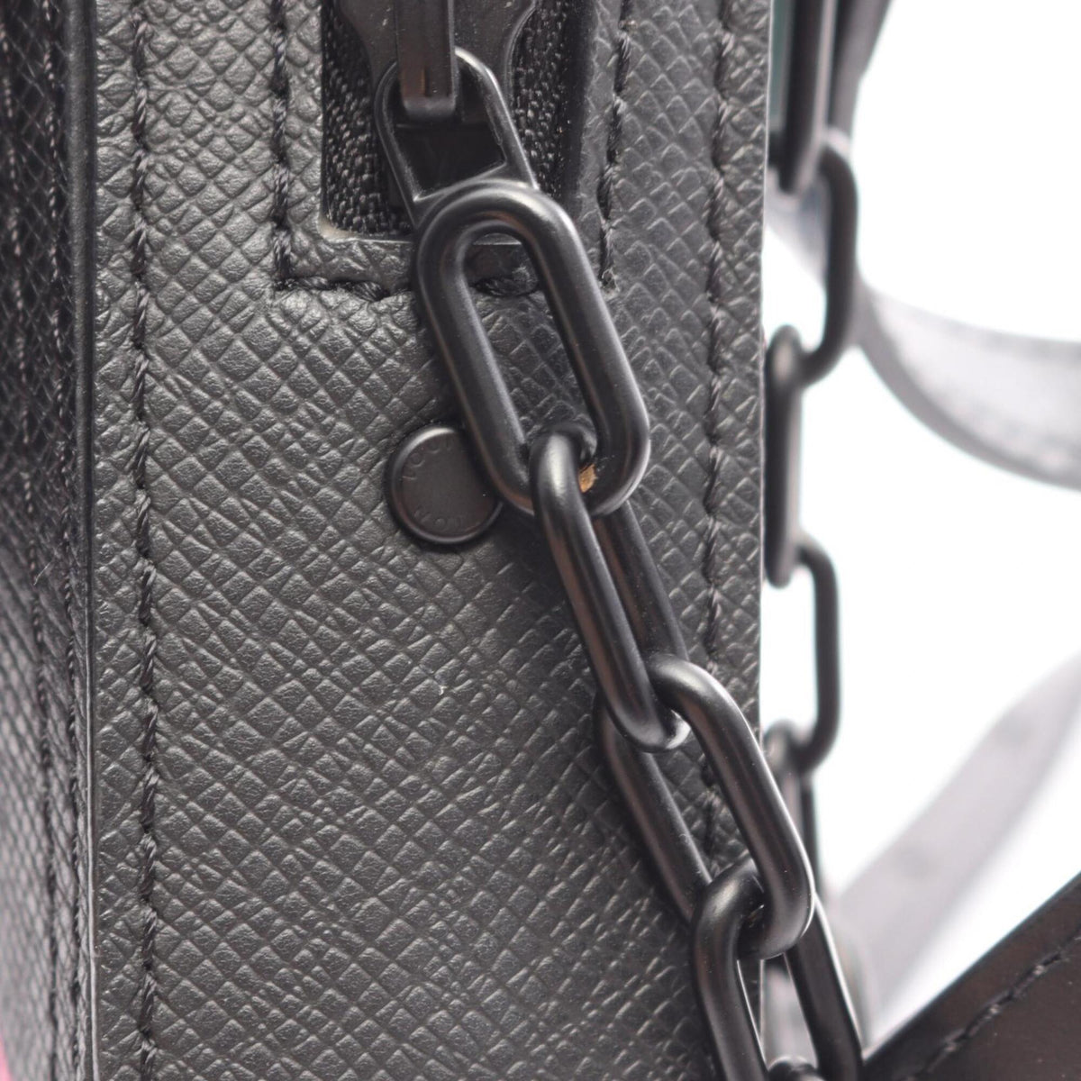 Louis Vuitton Black Noir Taiga Leather Leather Handbag Shoulder Bag (Pre-Owned)