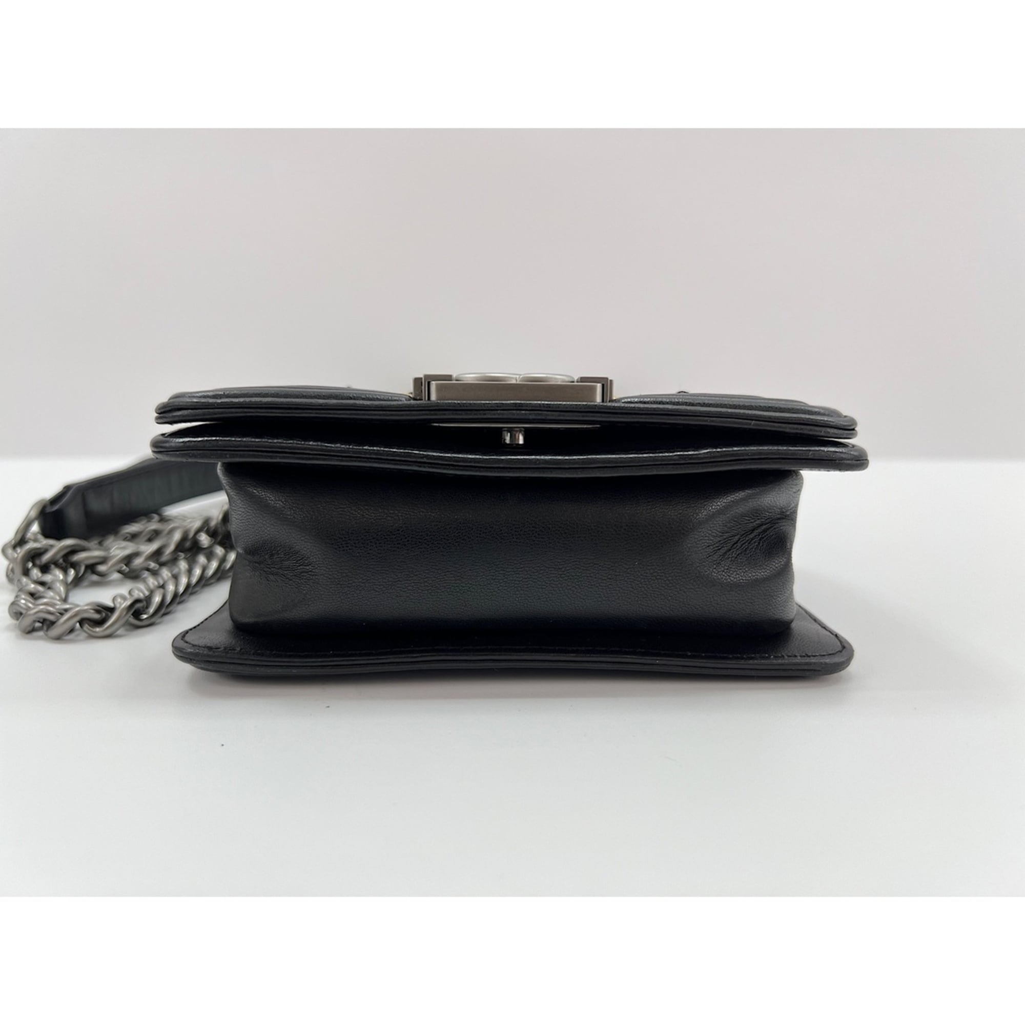 Chanel Black Leather Shoulder Bag (Pre-Owned)