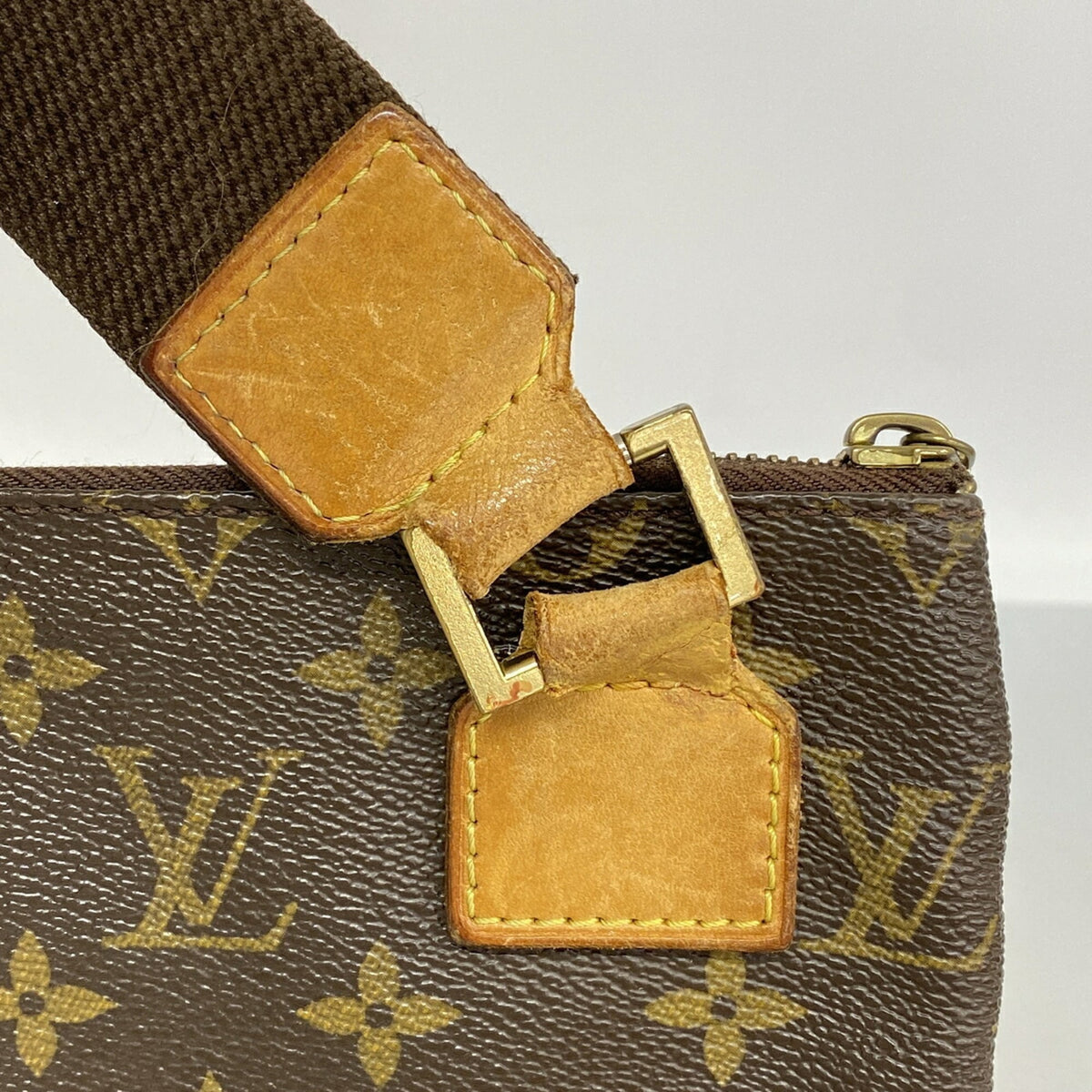 Louis Vuitton Brown Shoulder Bag (Pre-Owned)