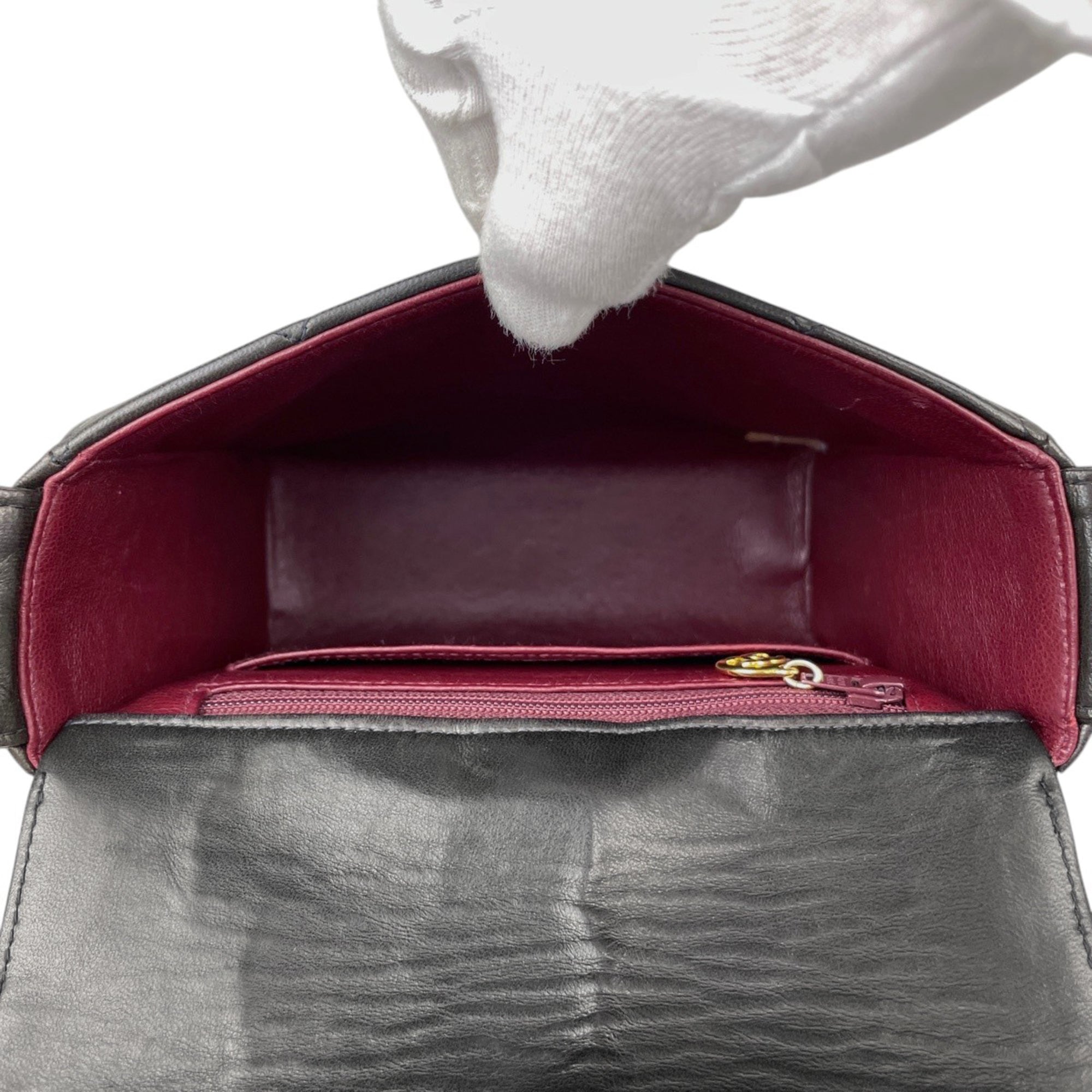 Chanel Black Leather Shoulder Bag (Pre-Owned)