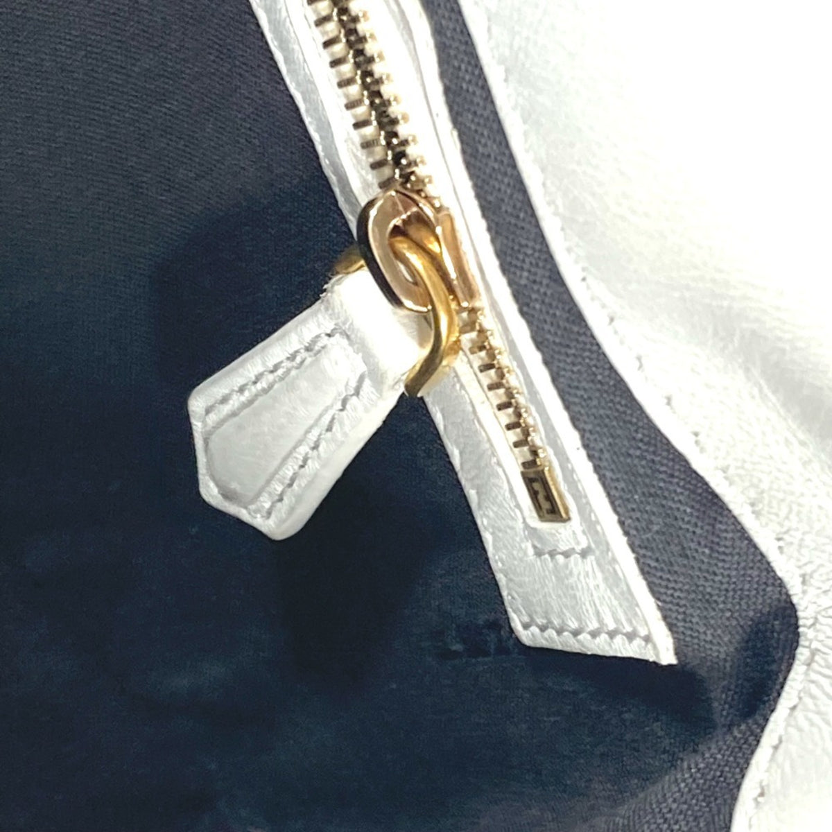 Fendi White Leather Shoulder Bag (Pre-Owned)
