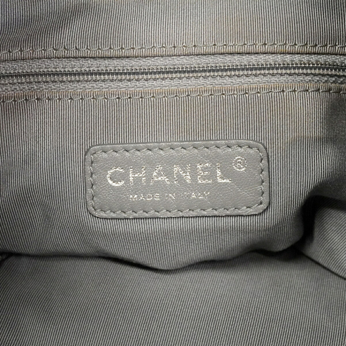 Chanel Black Leather Shoulder Bag (Pre-Owned)