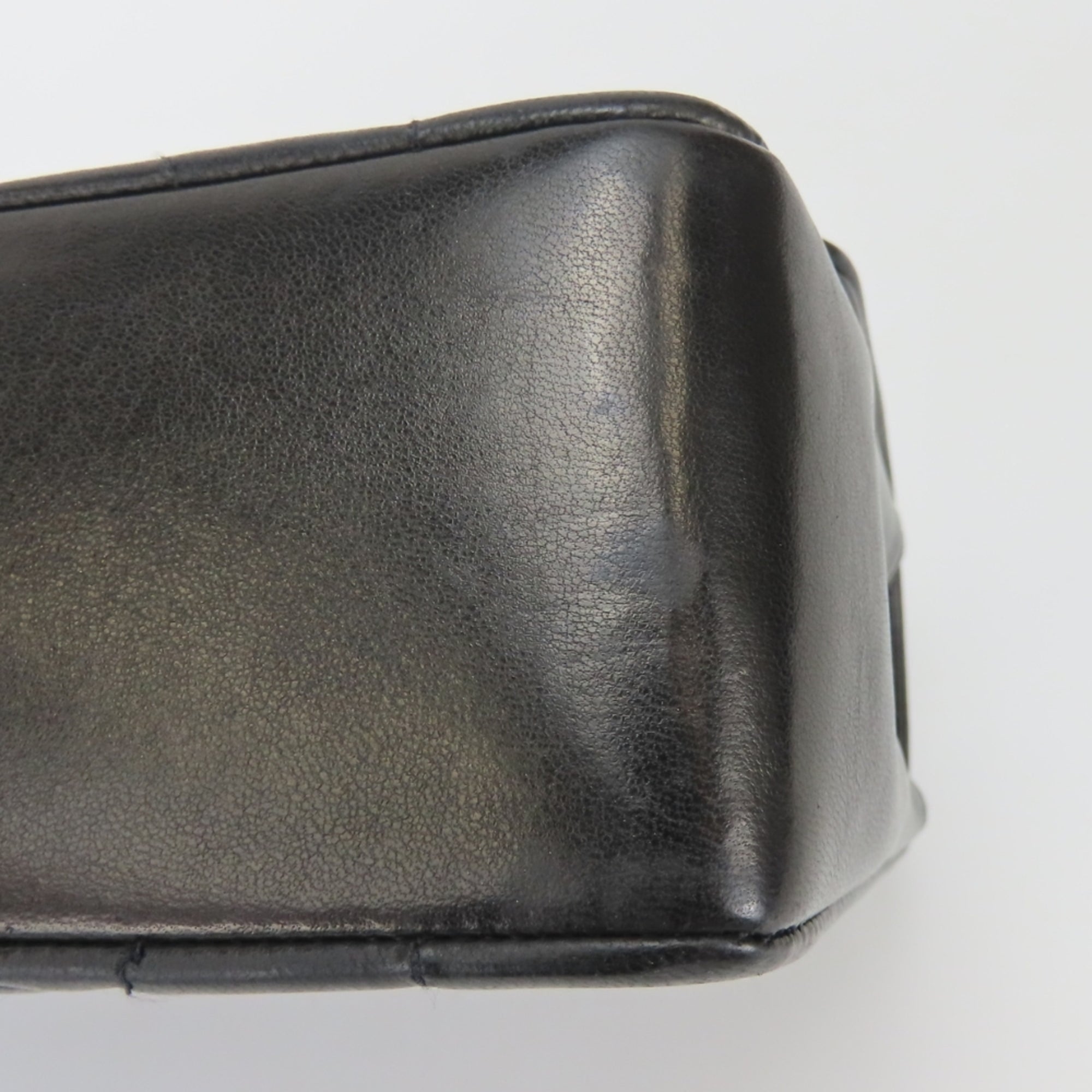 Chanel Black Leather Shoulder Bag (Pre-Owned)