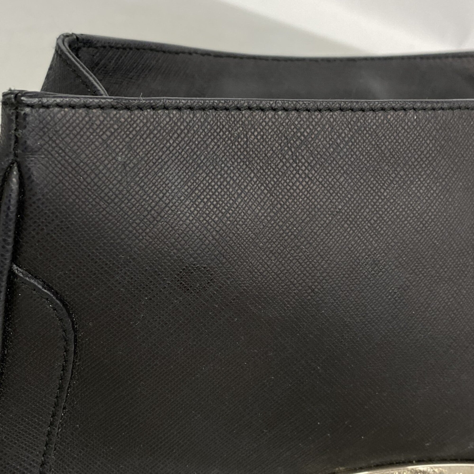 Salvatore Ferragamo Black Leather Shoulder Bag (Pre-Owned)
