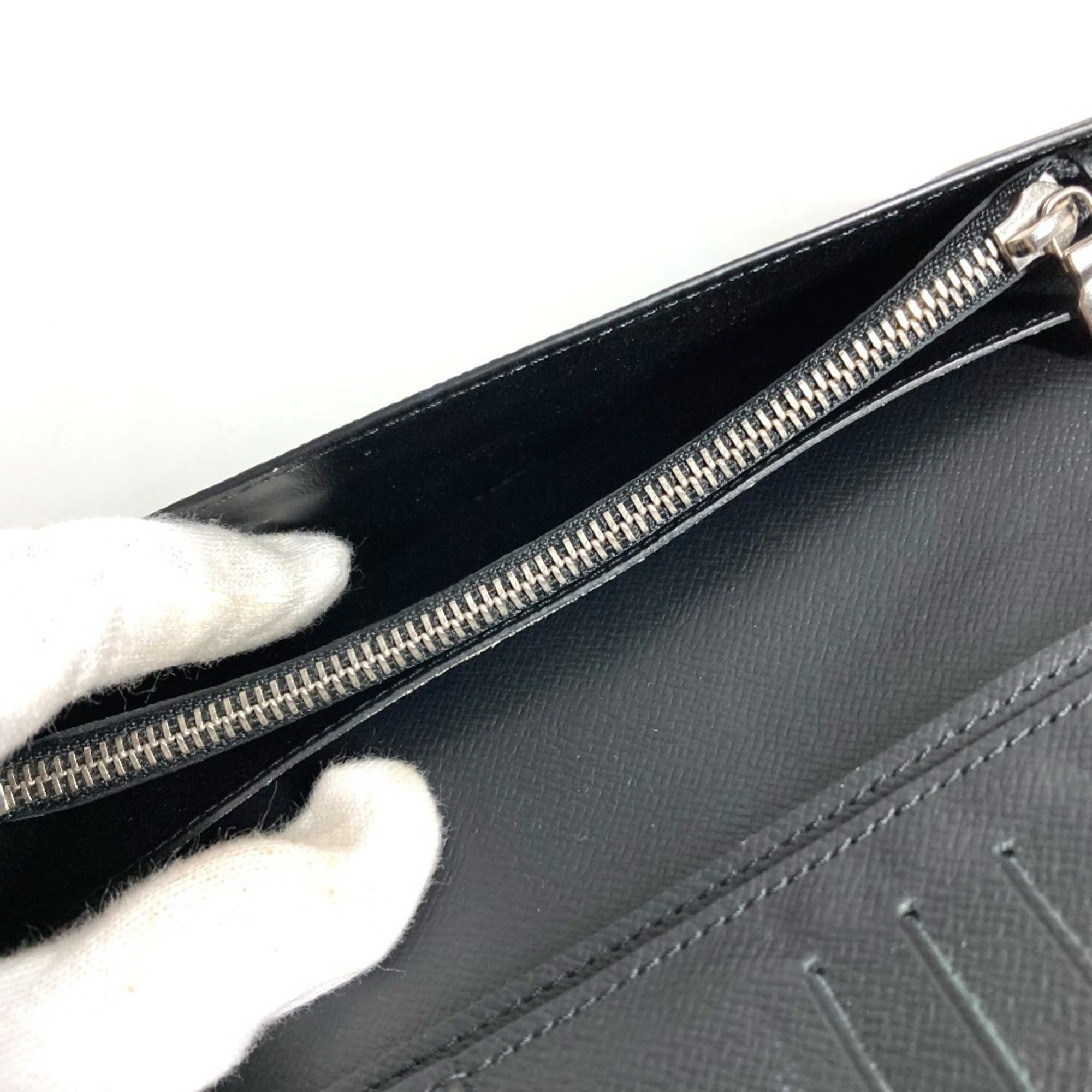Louis Vuitton Black Noir Epi Leather Long Wallet (Bi-Fold) (Pre-Owned)