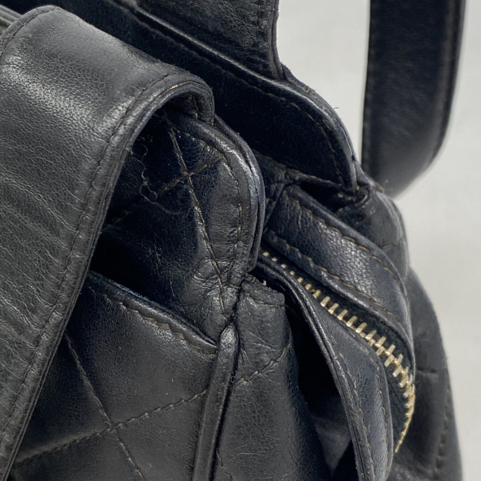 Chanel Black Leather Handbag (Pre-Owned)