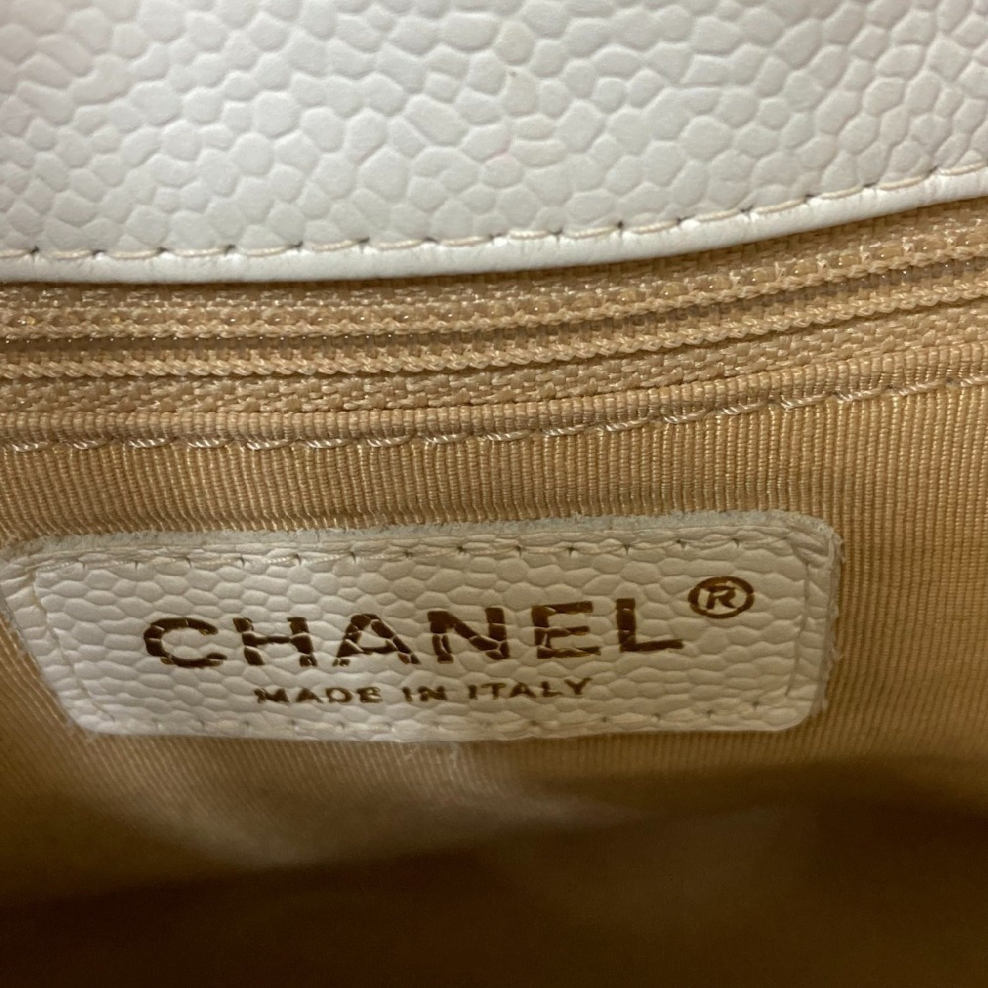 Chanel White Grained Calfskin Shoulder Bag (Pre-Owned)