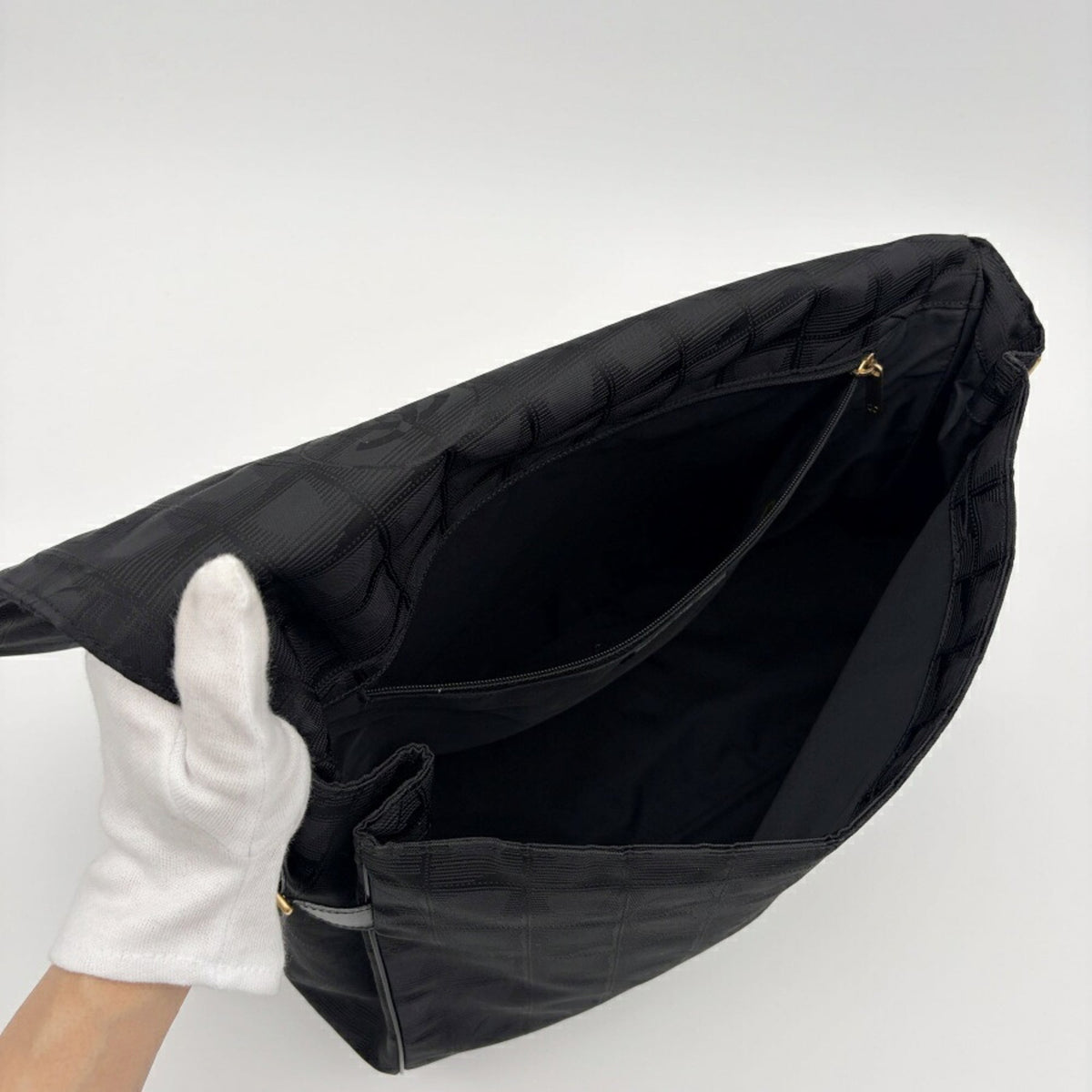 Chanel Black New Travel Line Nylon Jacquard Leather Messenger Bag (Pre-Owned)