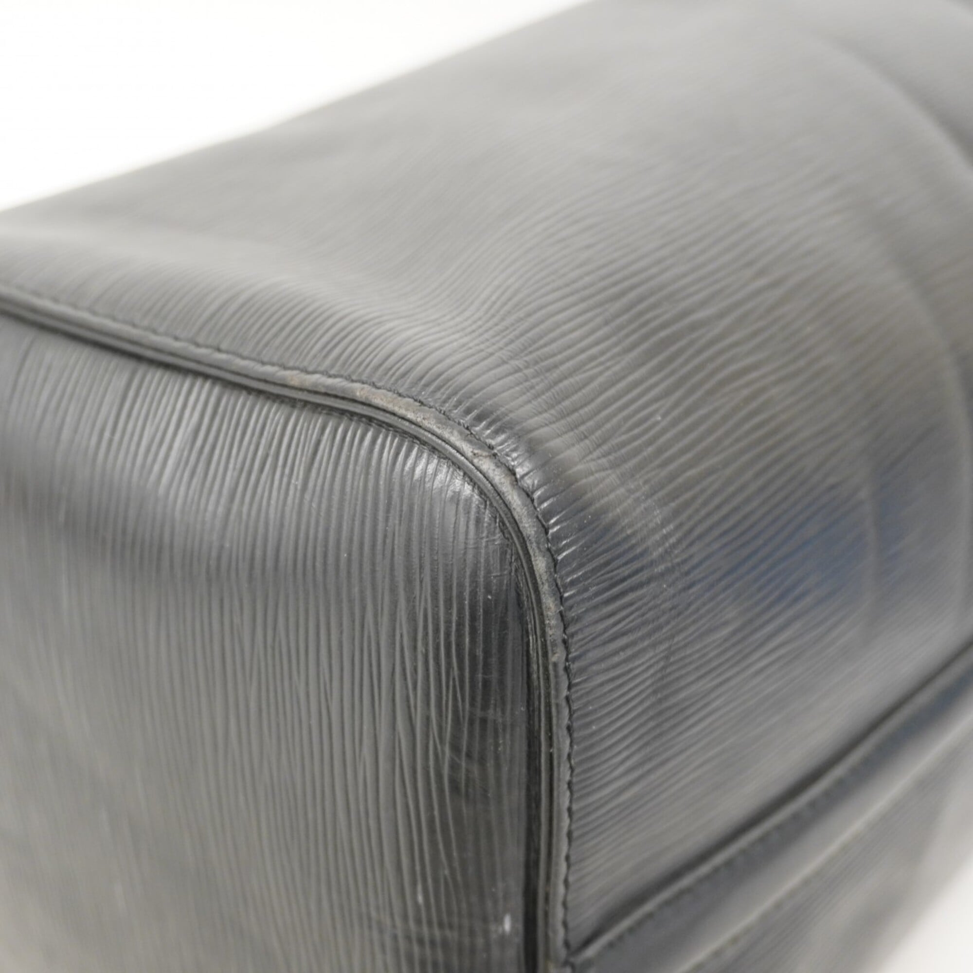Louis Vuitton Noir Handbag (Pre-Owned)