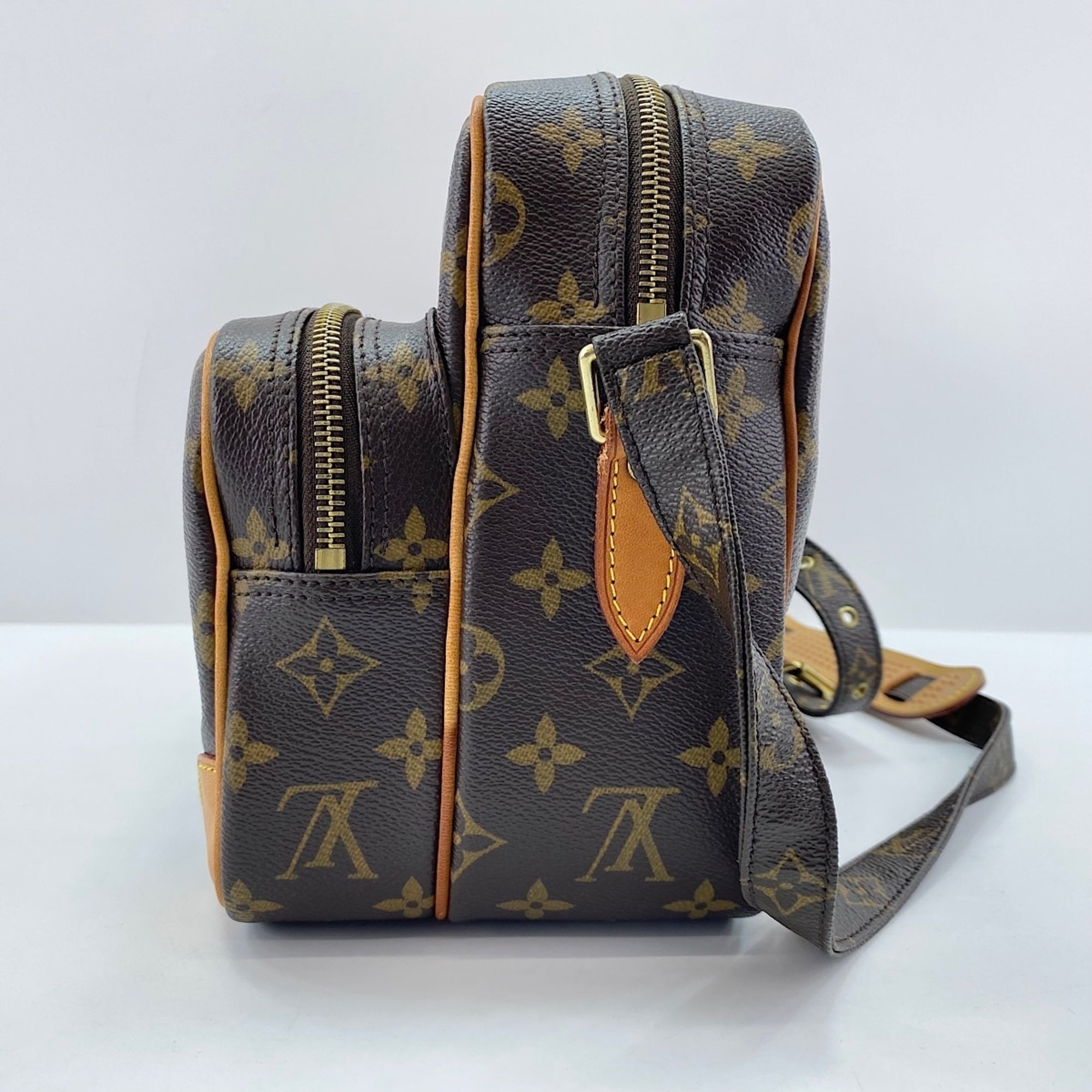 Louis Vuitton Brown Shoulder Bag (Pre-Owned)