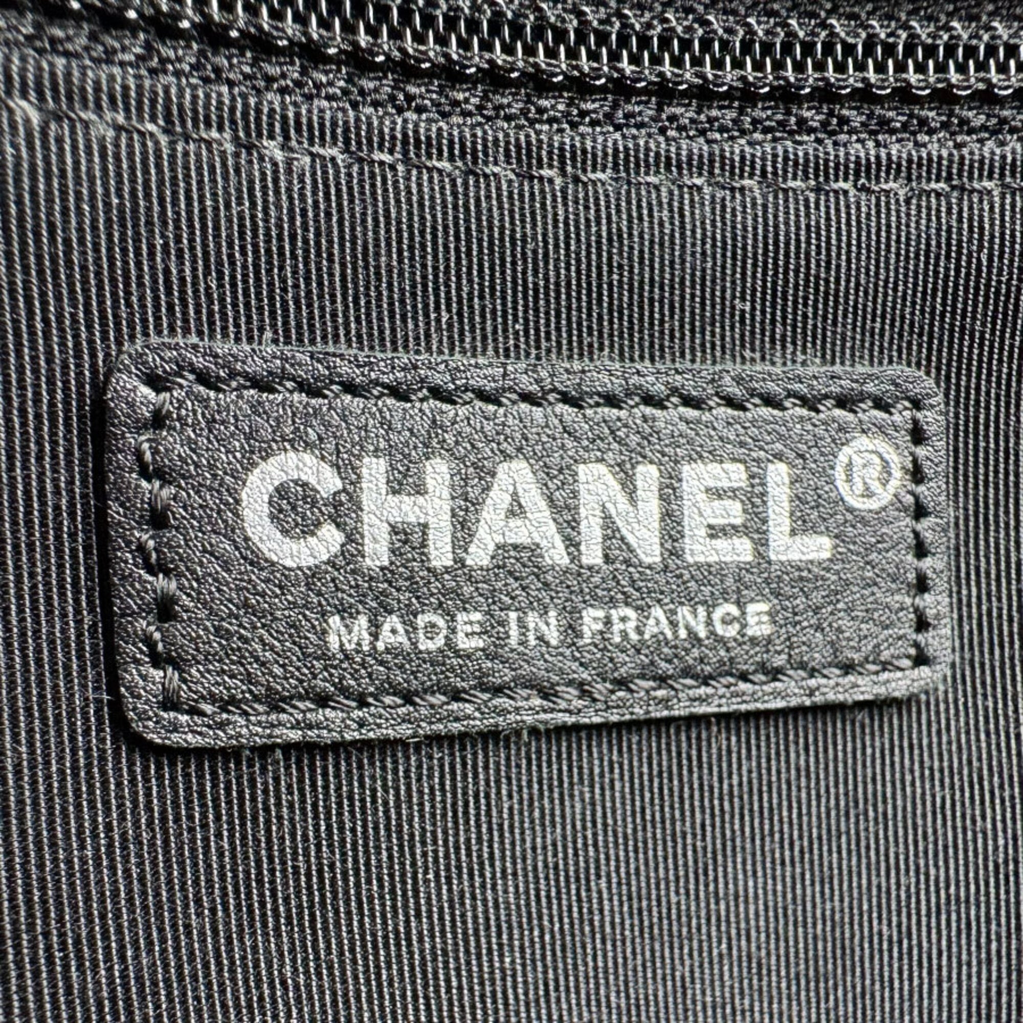 Chanel Black Leather Shoulder Bag (Pre-Owned)
