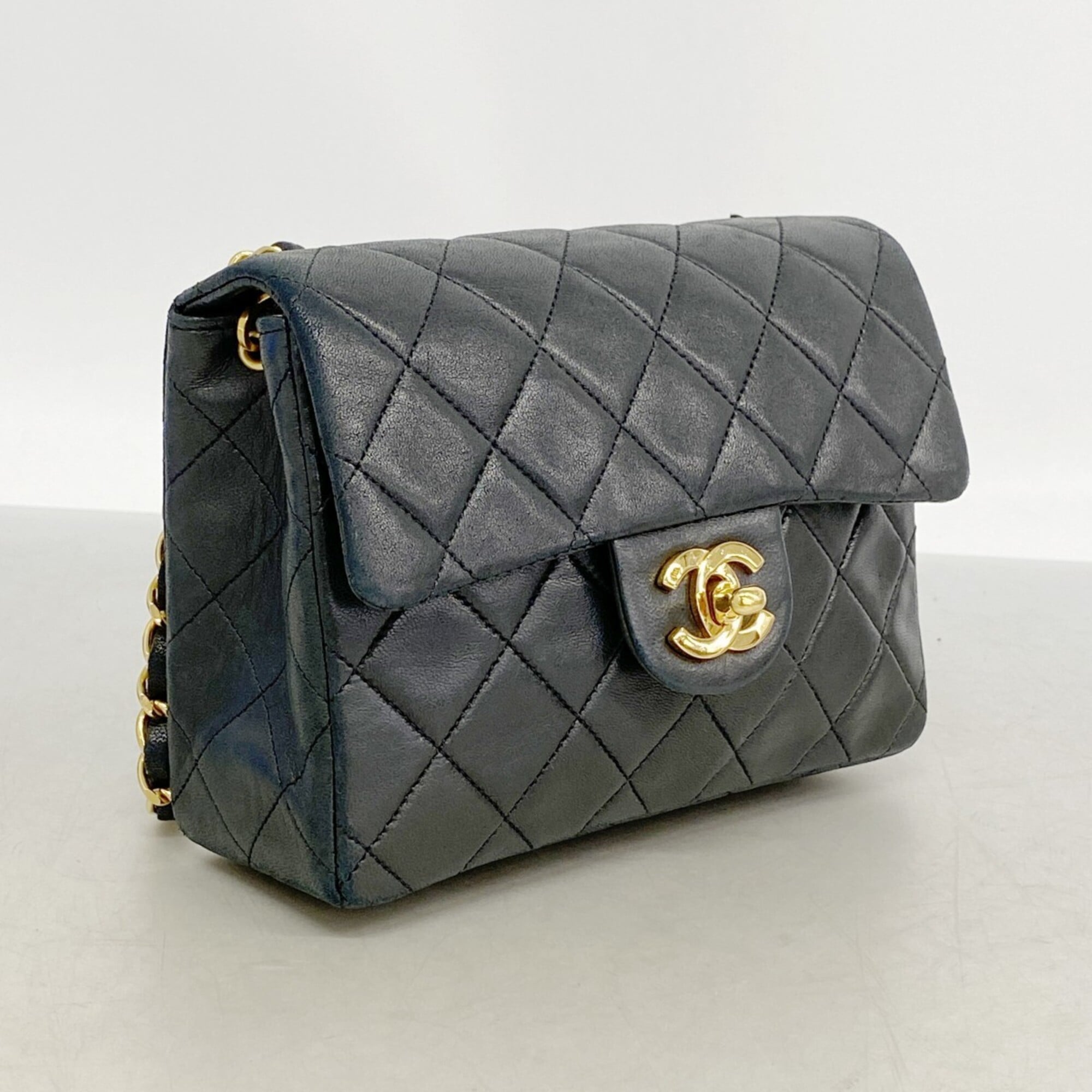 Chanel Black Leather Shoulder Bag (Pre-Owned)