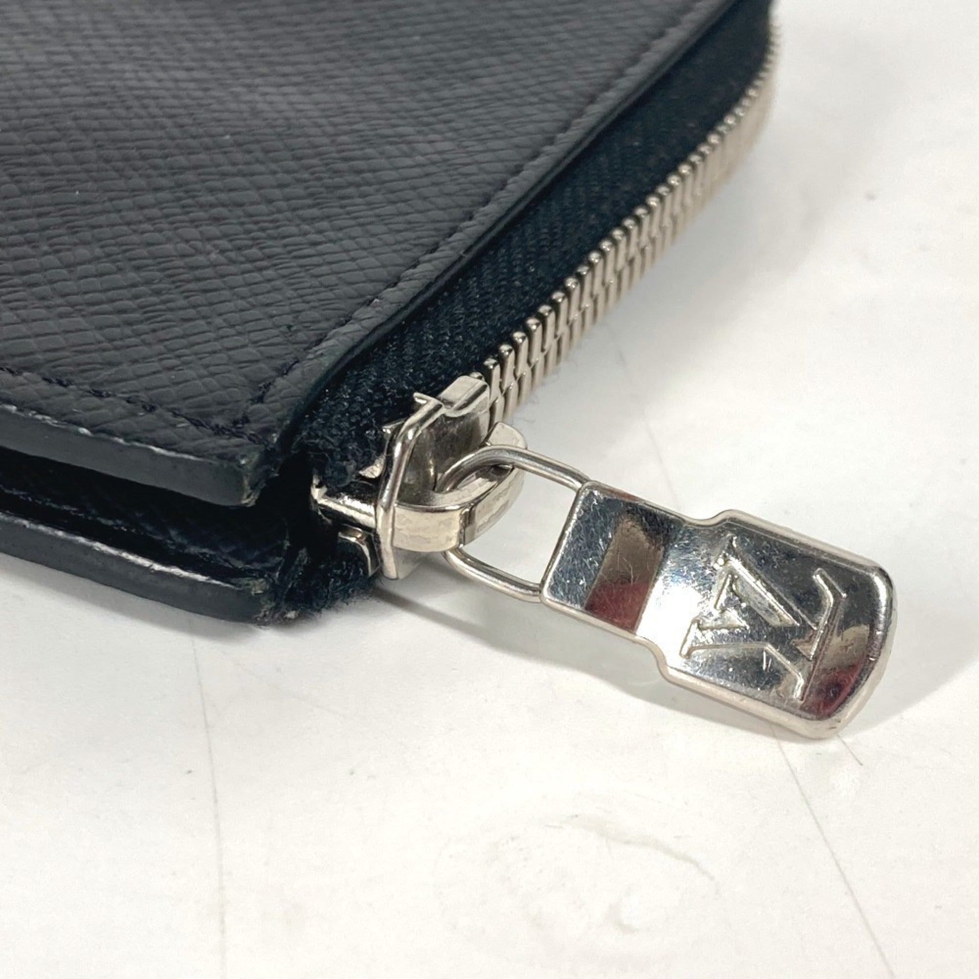 Louis Vuitton Black Taiga Leather Coin Purse/Coin Case (Pre-Owned)