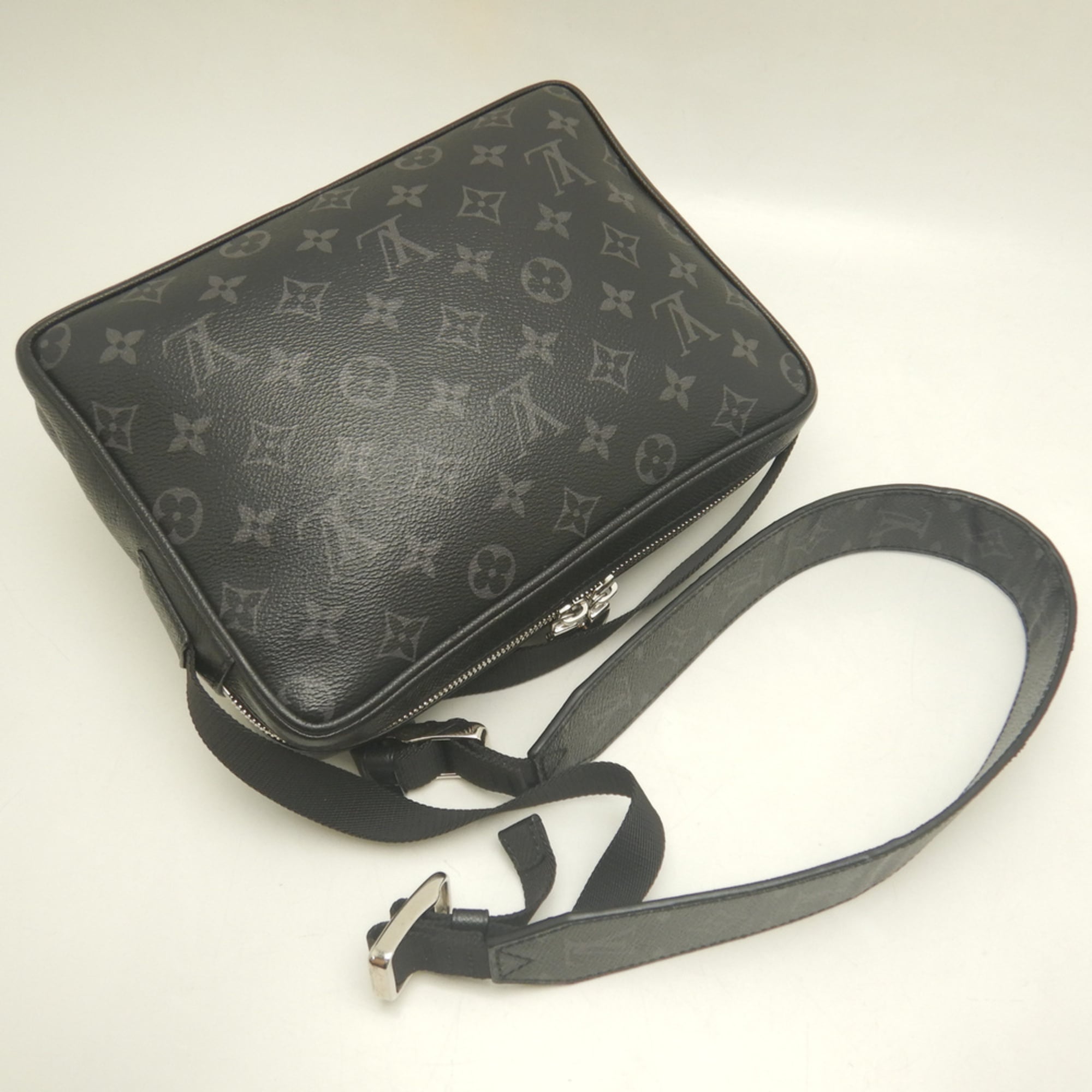 Louis Vuitton Noir Taigarama Shoulder Bag (Pre-Owned)