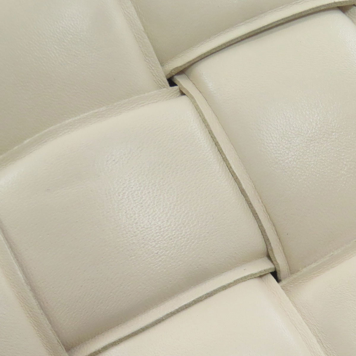 Bottega Veneta White Handbag (Pre-Owned)