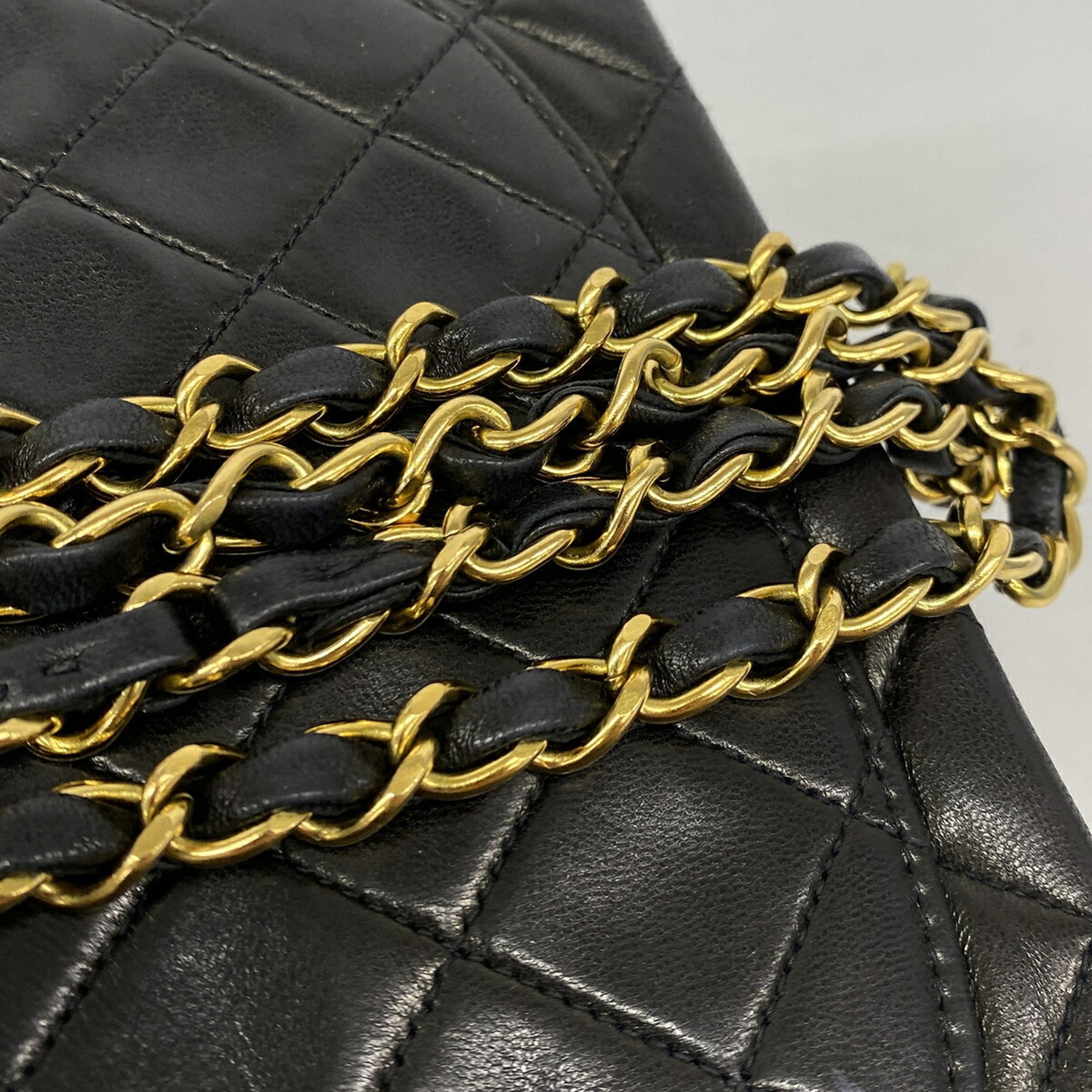 Chanel Black Leather Shoulder Bag (Pre-Owned)