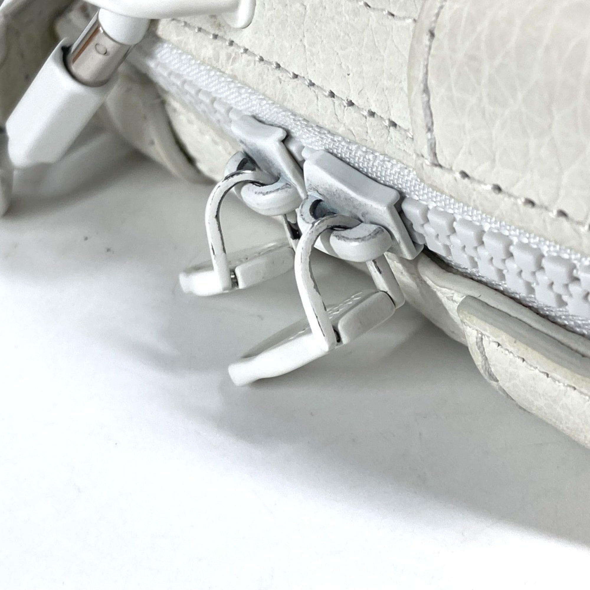 Louis Vuitton White Leather Clutch Bag Shoulder Bag (Pre-Owned)