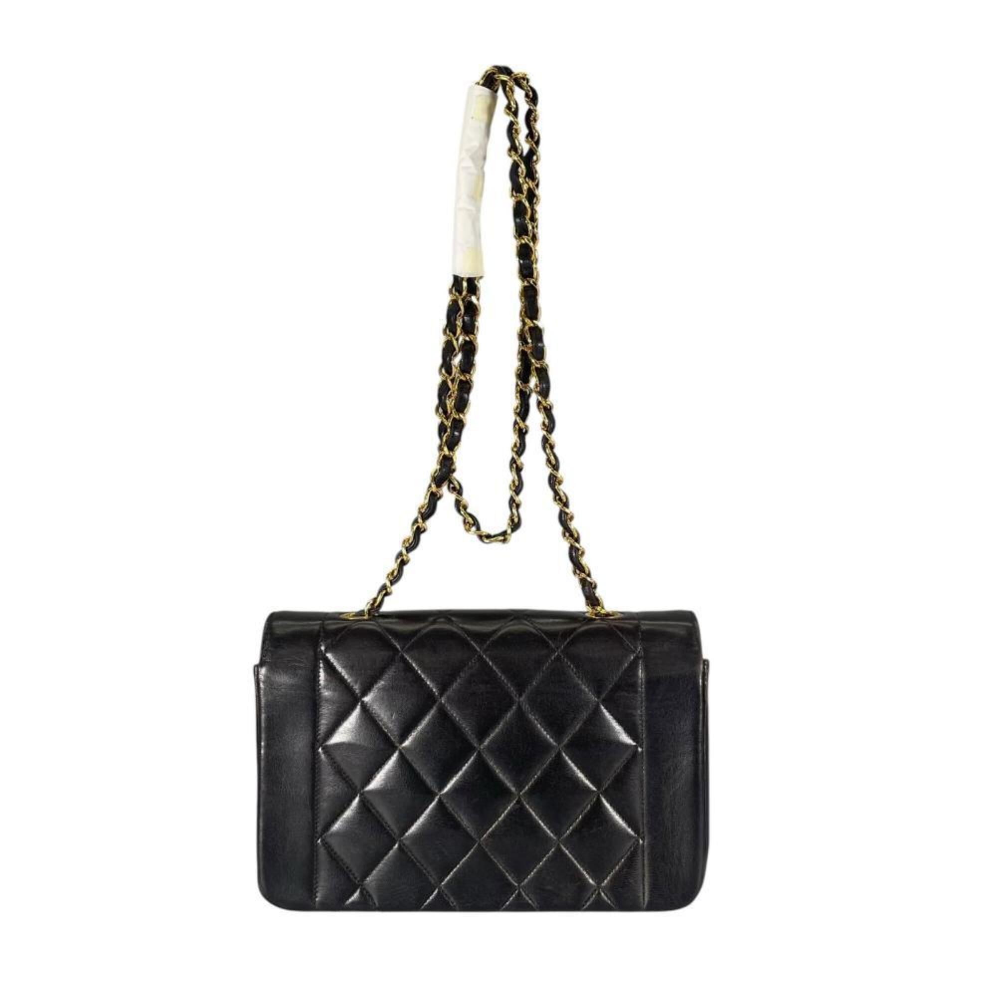Chanel Black Leather Shoulder Bag (Pre-Owned)