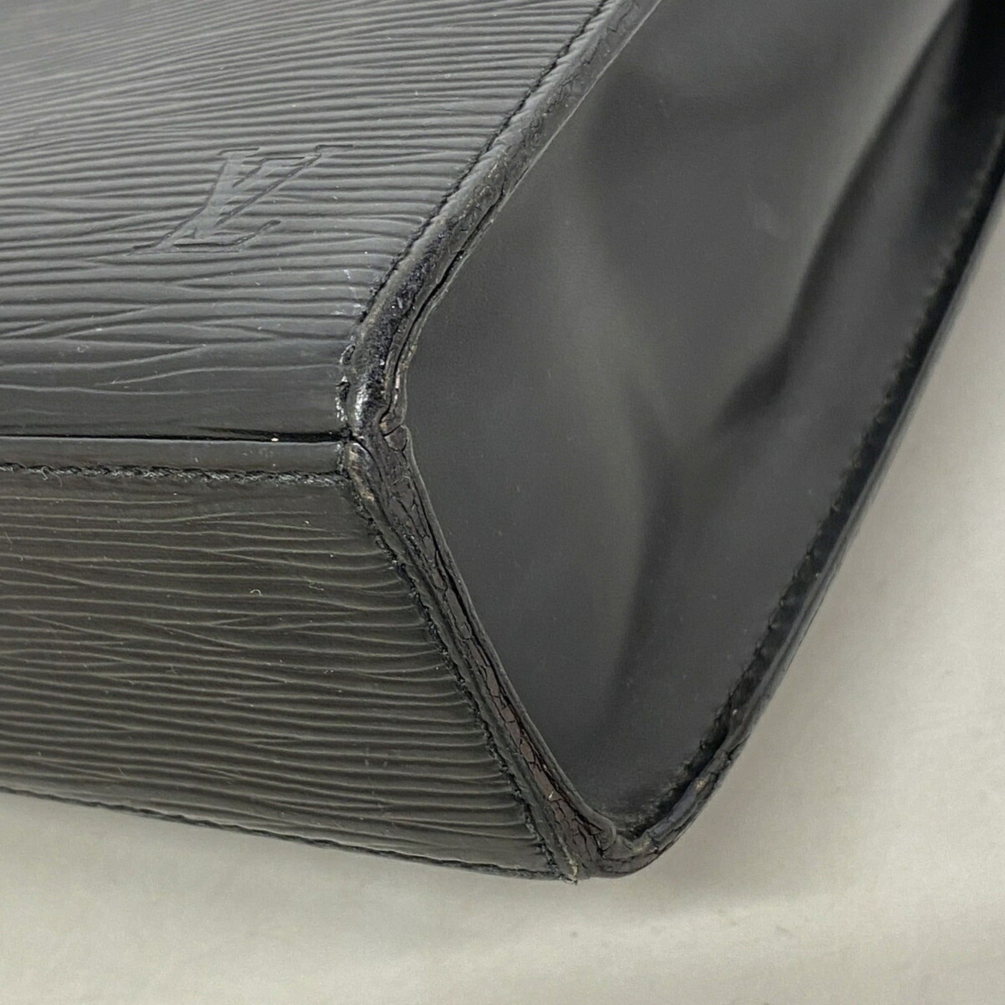 Louis Vuitton Noir Handbag (Pre-Owned)
