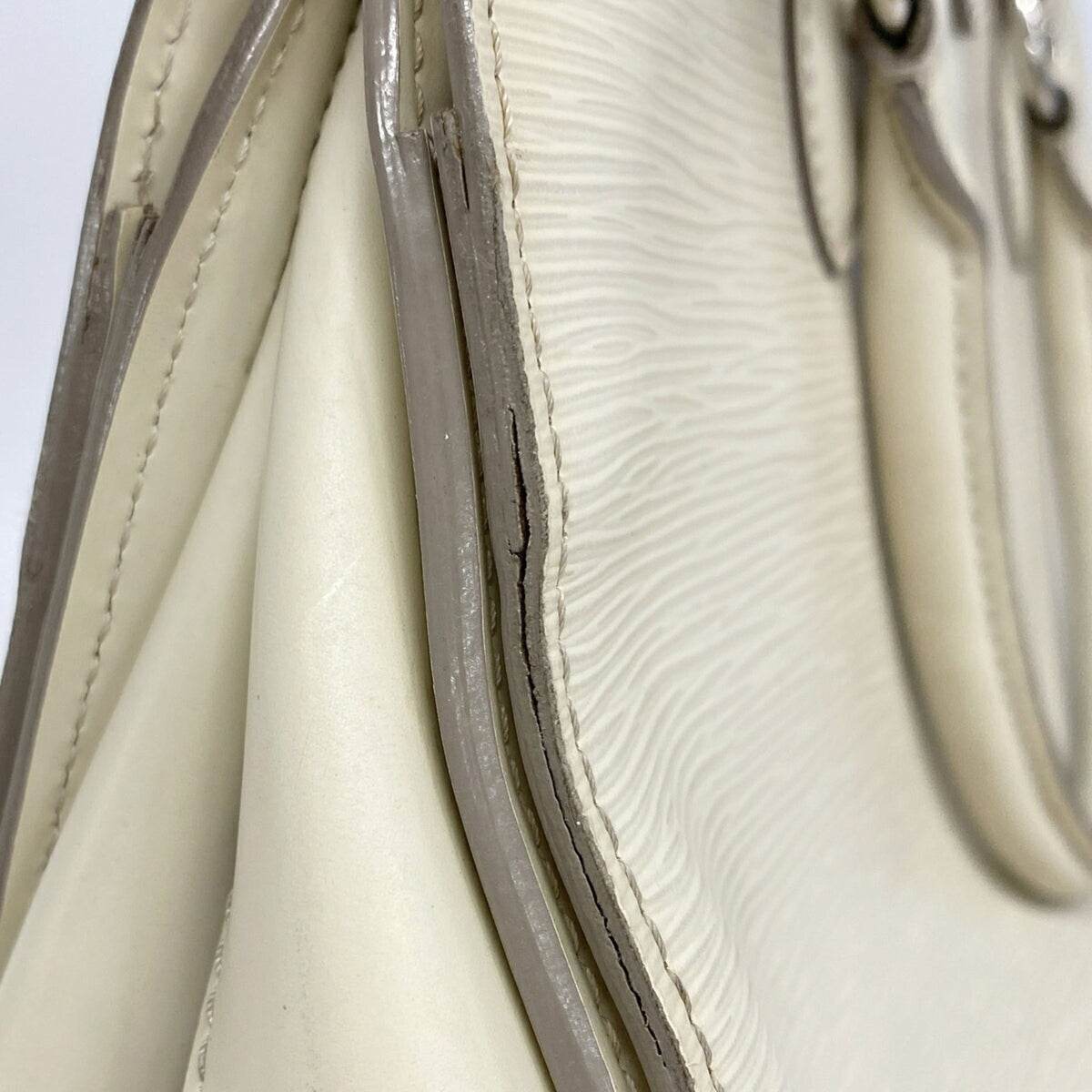 Louis Vuitton Lv Off White Handbag (Pre-Owned)