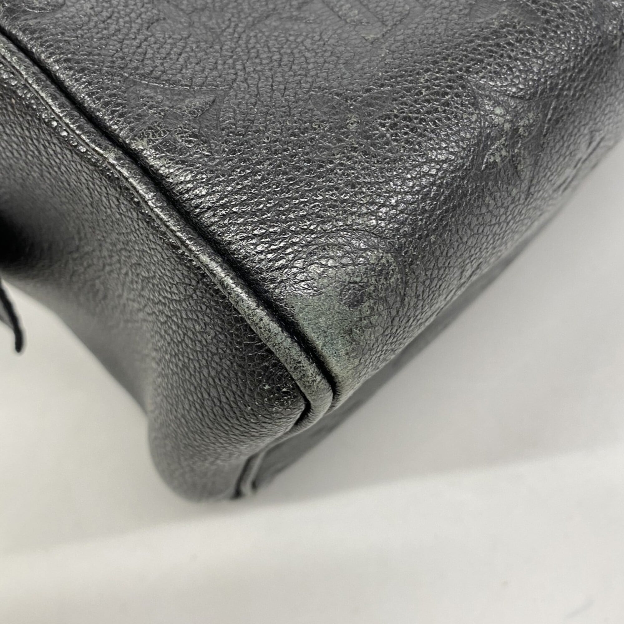 Louis Vuitton Noir Handbag (Pre-Owned)