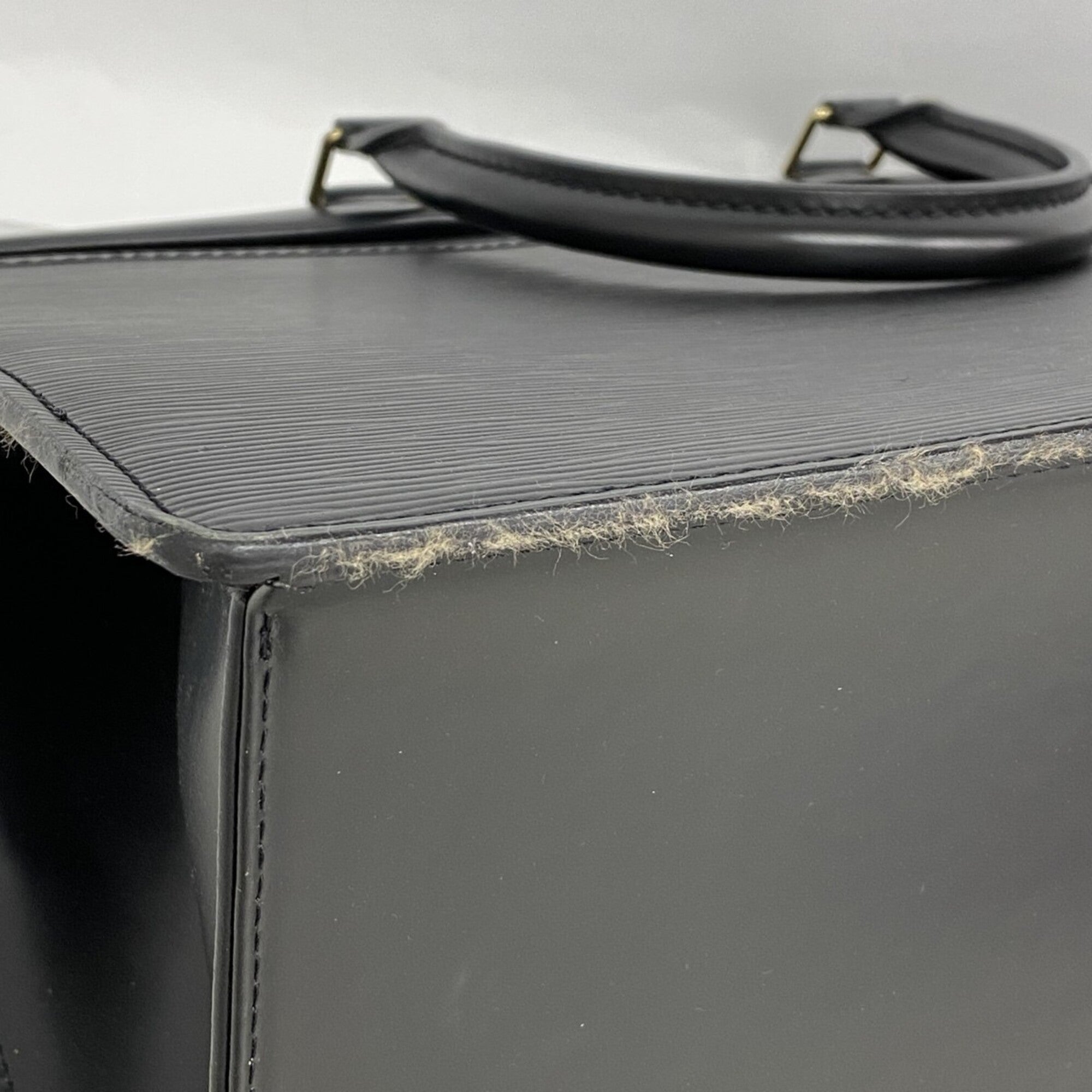 Louis Vuitton Noir Handbag (Pre-Owned)