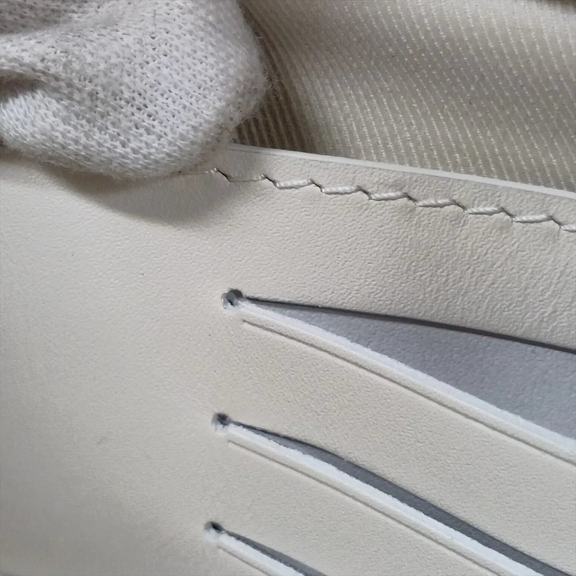 Louis Vuitton White Leather Clutch Bag Pochette (Pre-Owned)