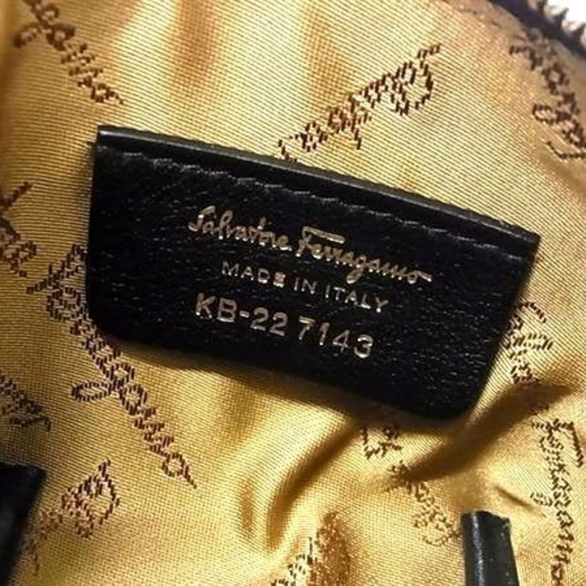 Salvatore Ferragamo Vara Black Leather Coin Purse/Coin Case (Pre-Owned)