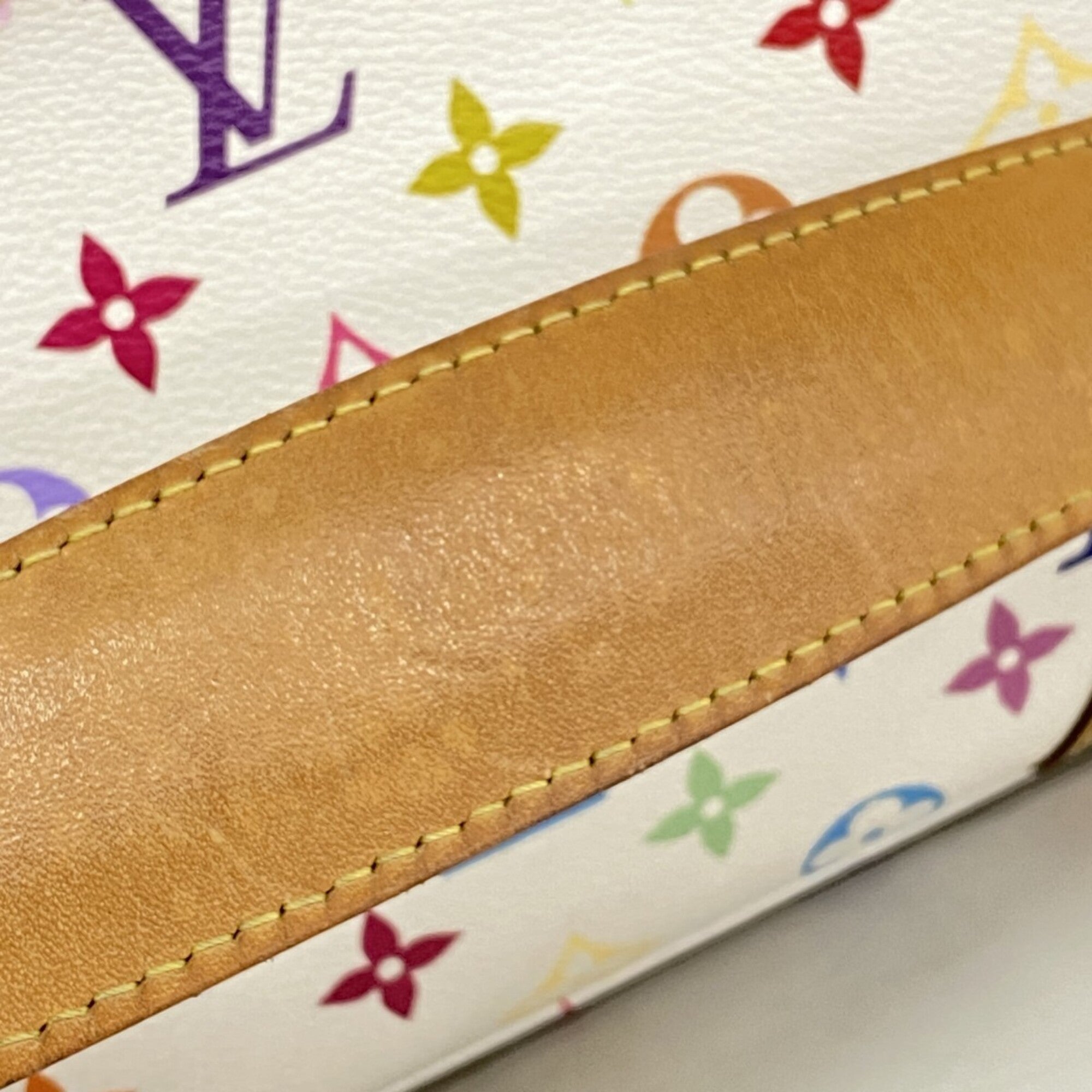 Louis Vuitton Blanc Shoulder Bag (Pre-Owned)