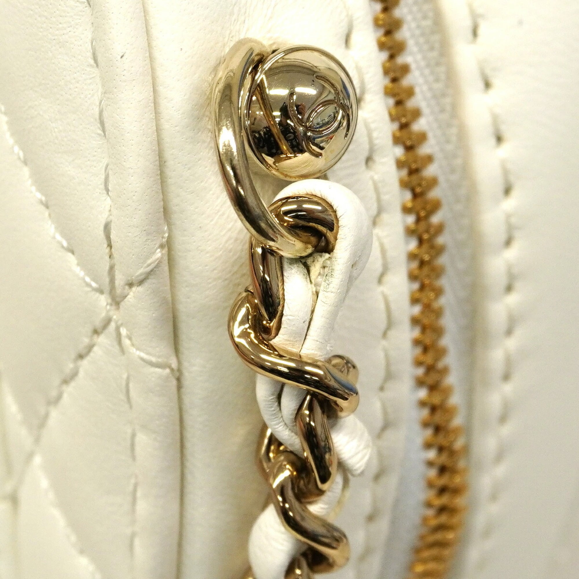Chanel White Leather Shoulder Bag (Pre-Owned)