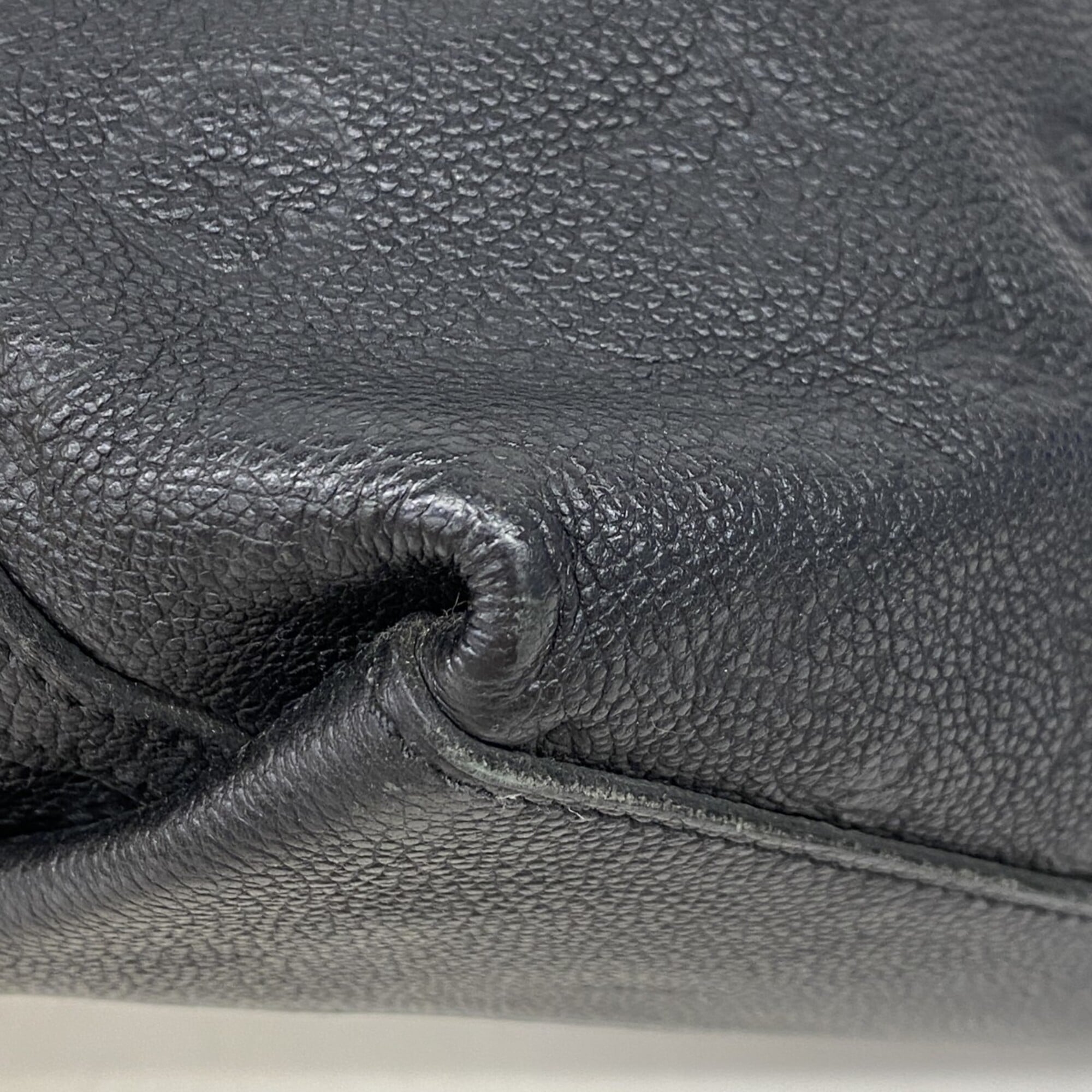 Louis Vuitton Noir Handbag (Pre-Owned)