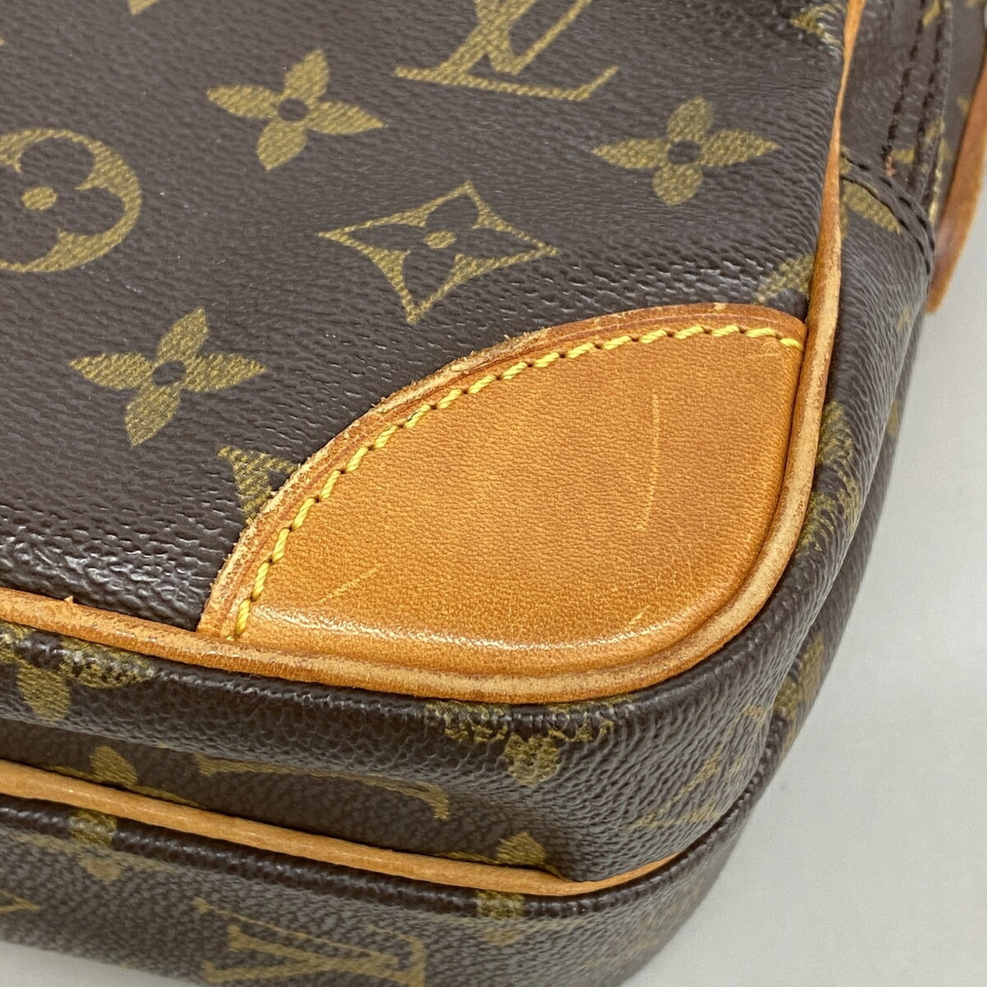 Louis Vuitton Brown Shoulder Bag (Pre-Owned)