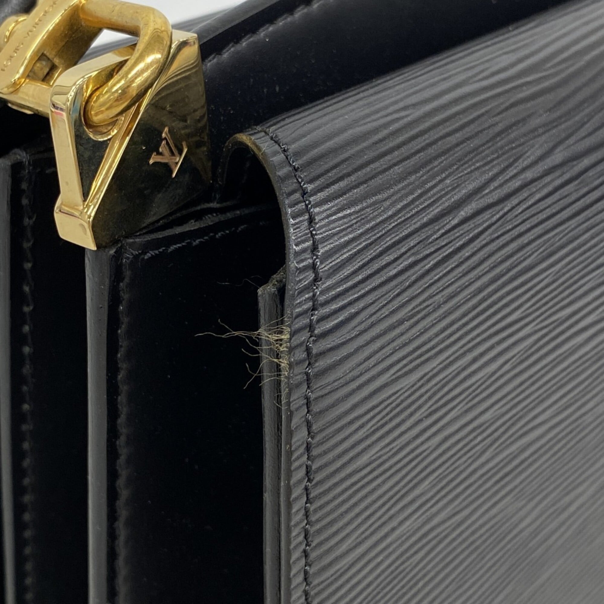 Louis Vuitton Noir Shoulder Bag (Pre-Owned)