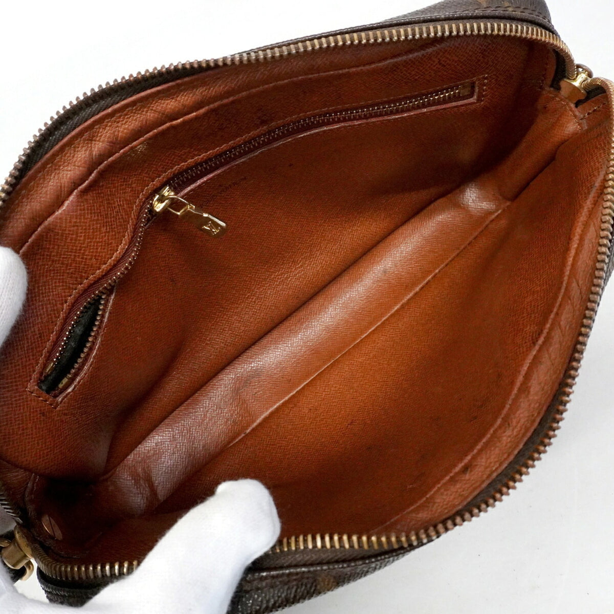 Louis Vuitton Brown Clutch Bag (Pre-Owned)