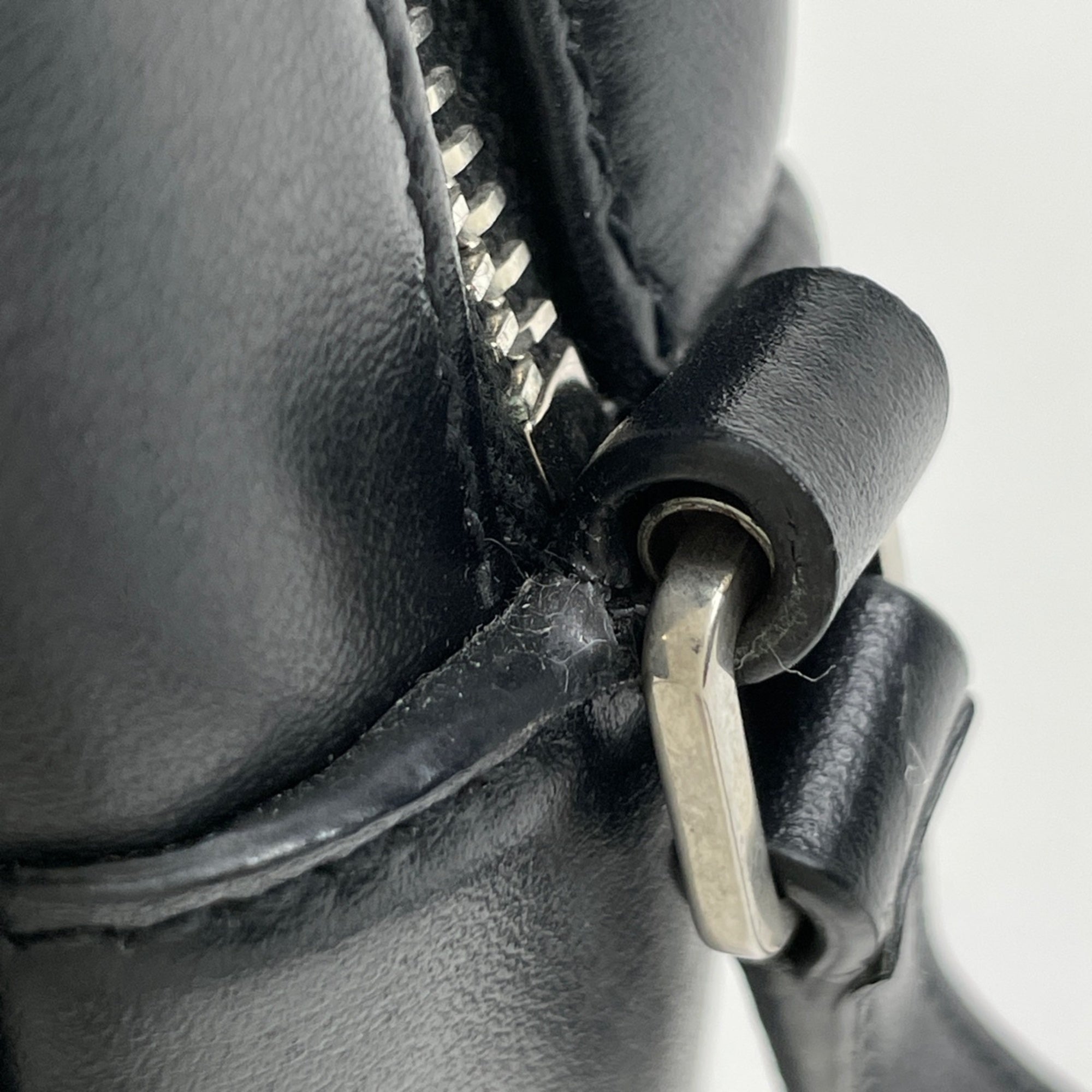Yves Saint Laurent Black Leather Shoulder Bag (Pre-Owned)