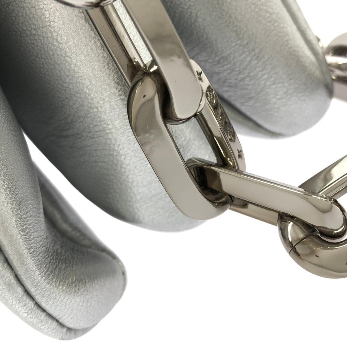 Louis Vuitton Silver Leather Shoulder Bag (Pre-Owned)