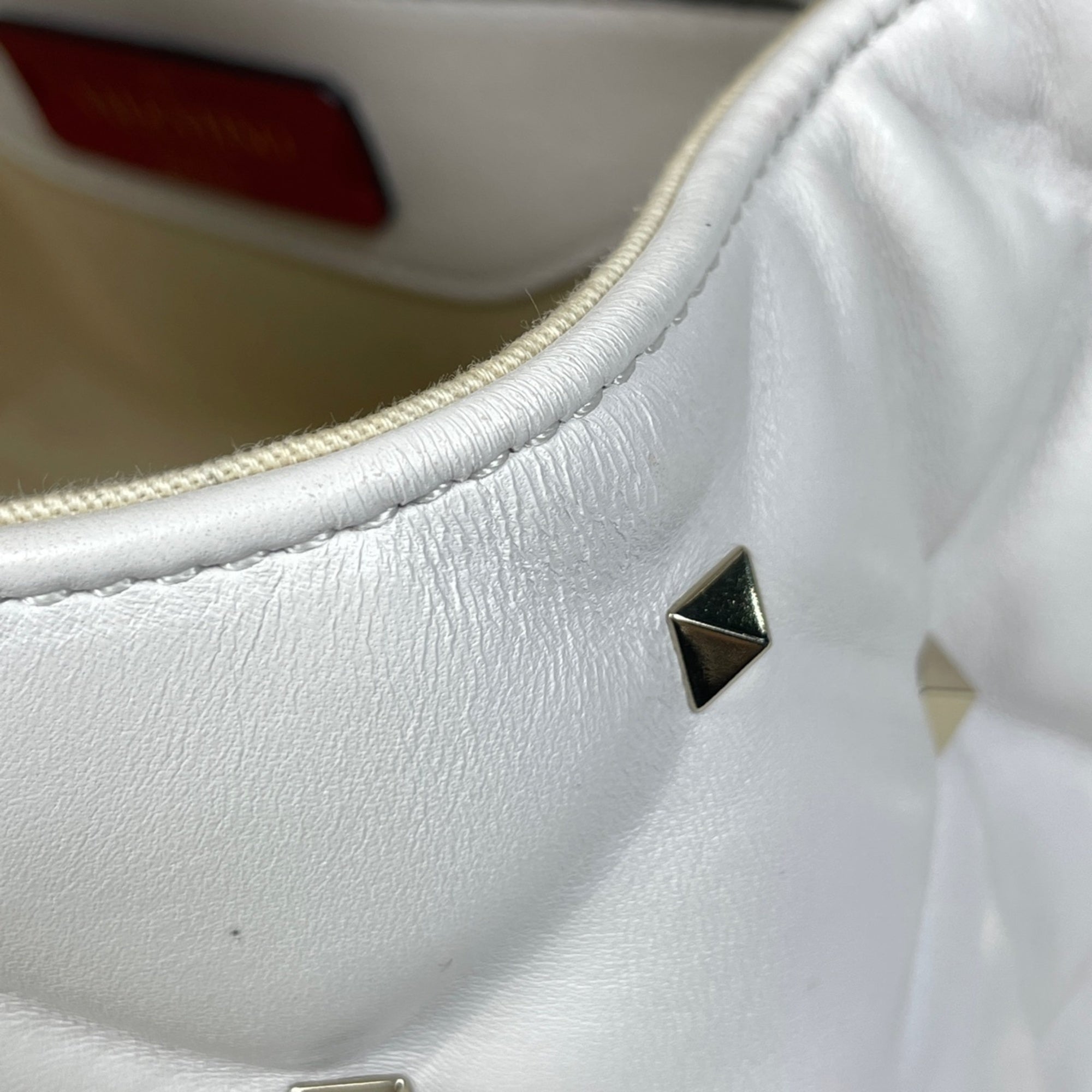 Valentino Garavani White Leather Handbag (Pre-Owned)