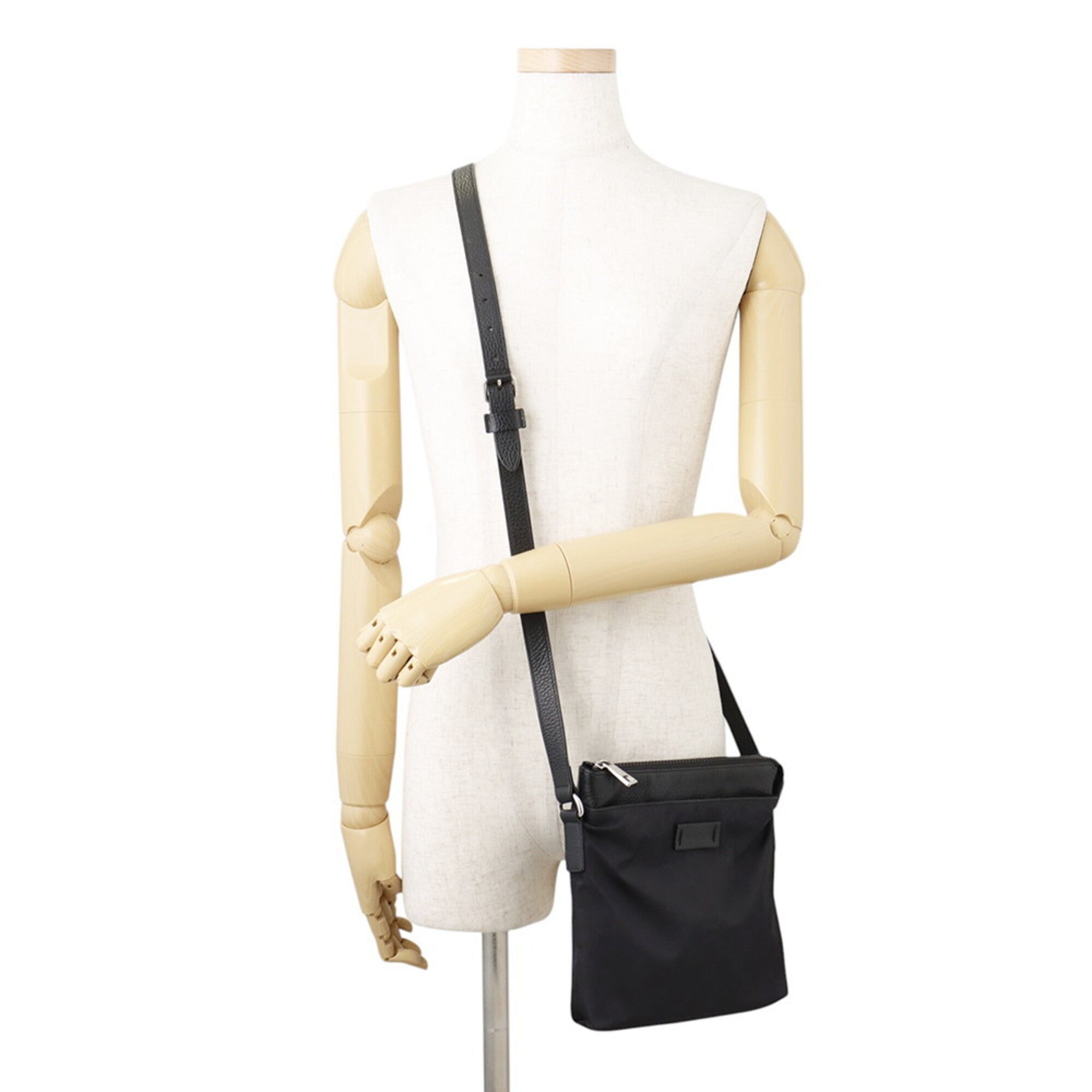 Gucci Black Nylon Handbag Shoulder Bag (Pre-Owned)