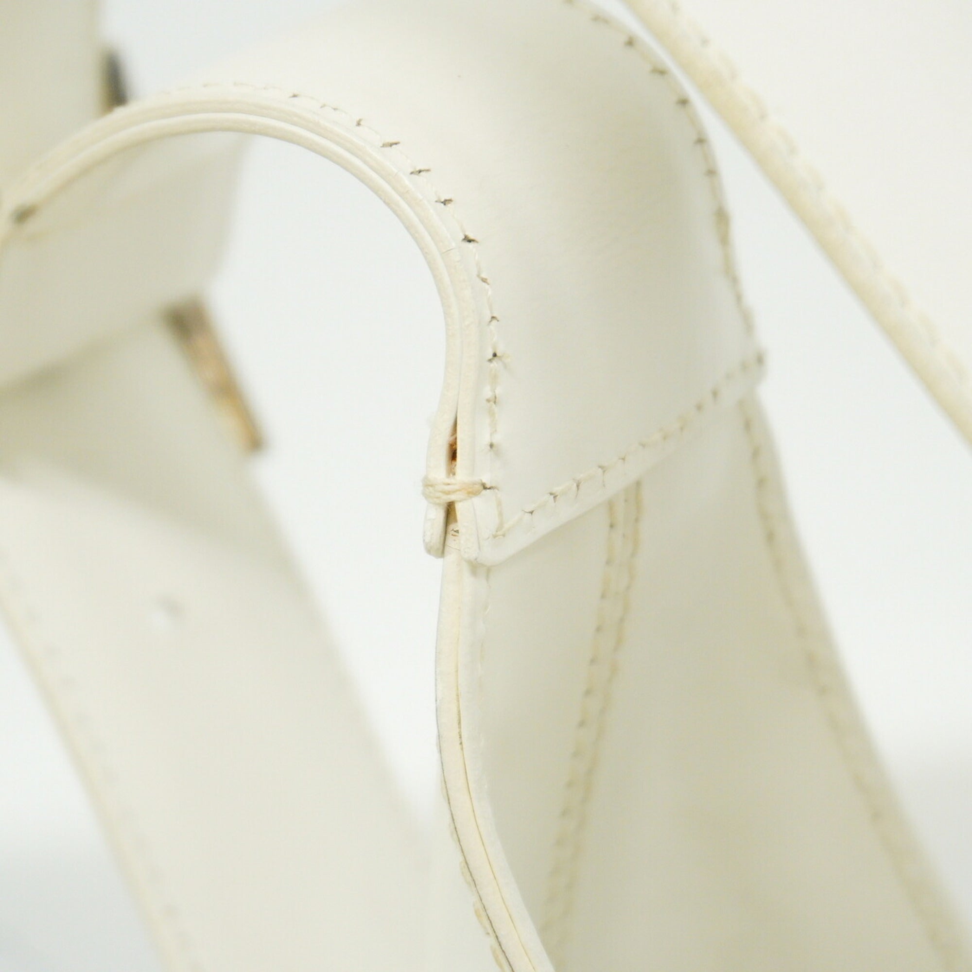 Salvatore Ferragamo White Leather Shoulder Bag (Pre-Owned)