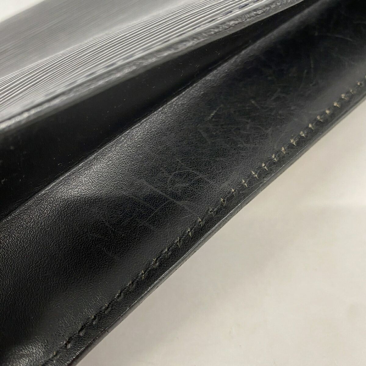 Louis Vuitton Noir Clutch Bag (Pre-Owned)