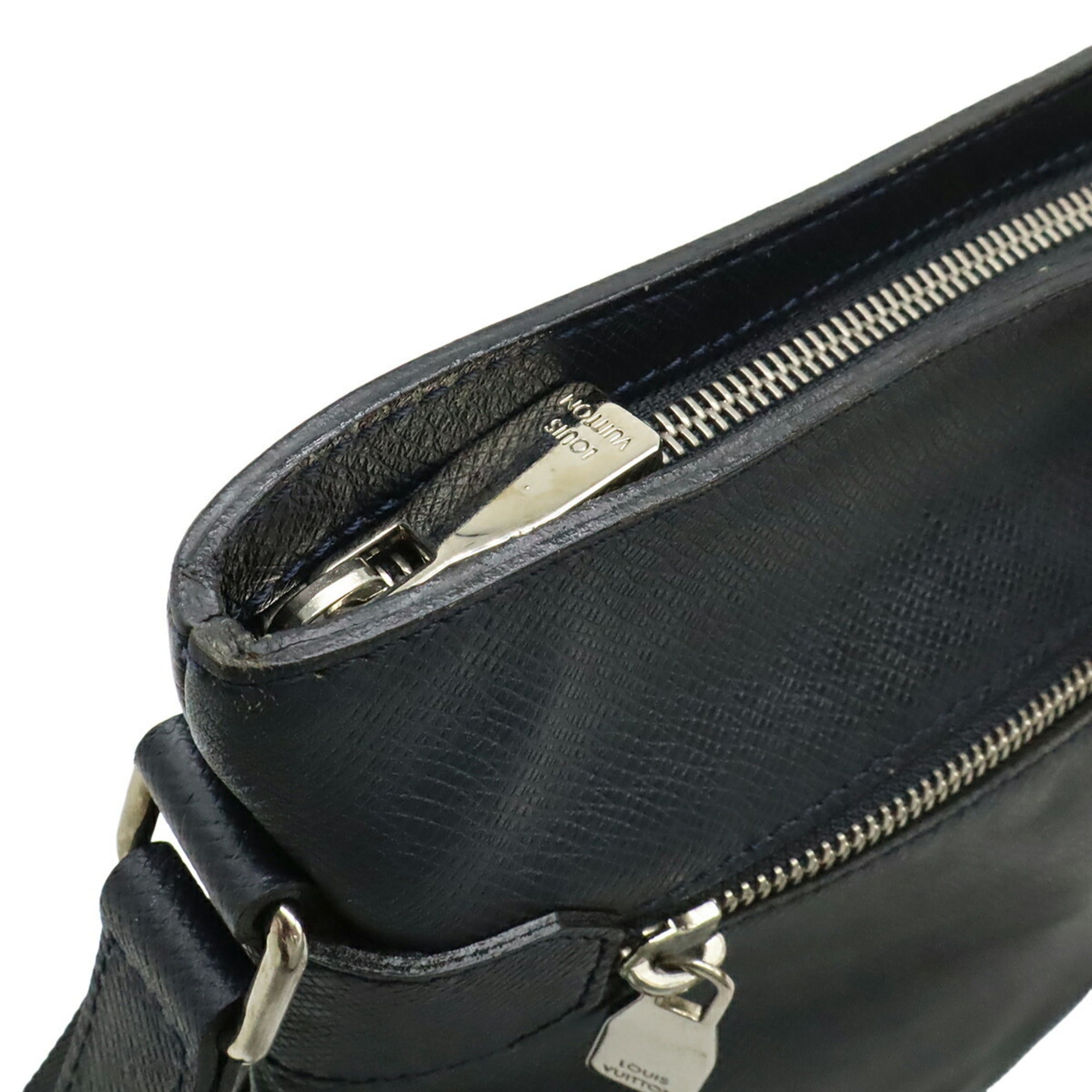 Louis Vuitton Taiga Boreal Taiga Leather Shoulder Bag (Pre-Owned)