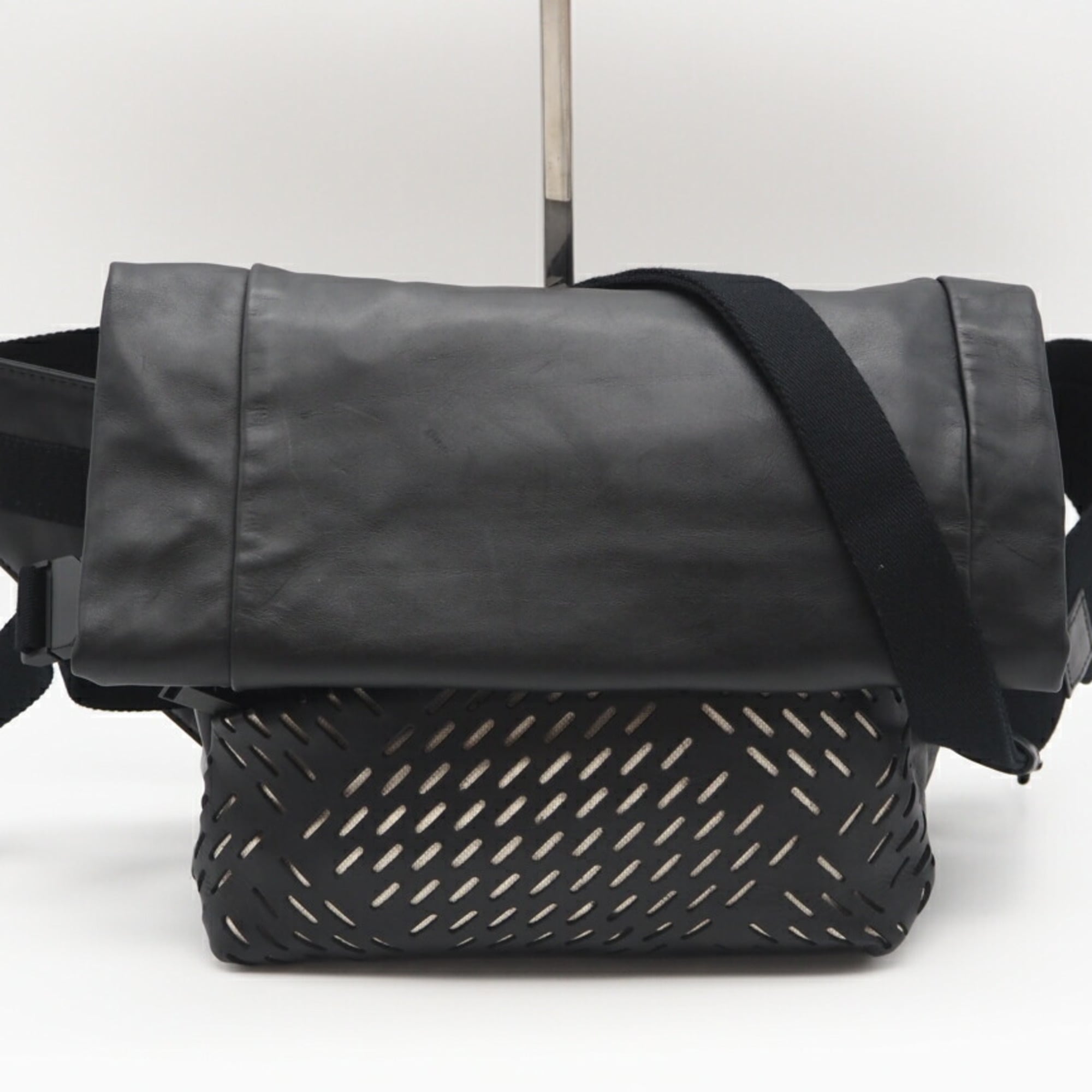 Bottega Veneta Black Leather Sling Bag (Pre-Owned)