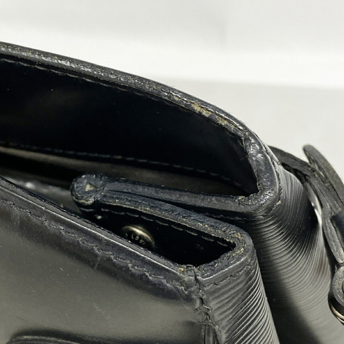 Louis Vuitton Noir Handbag (Pre-Owned)