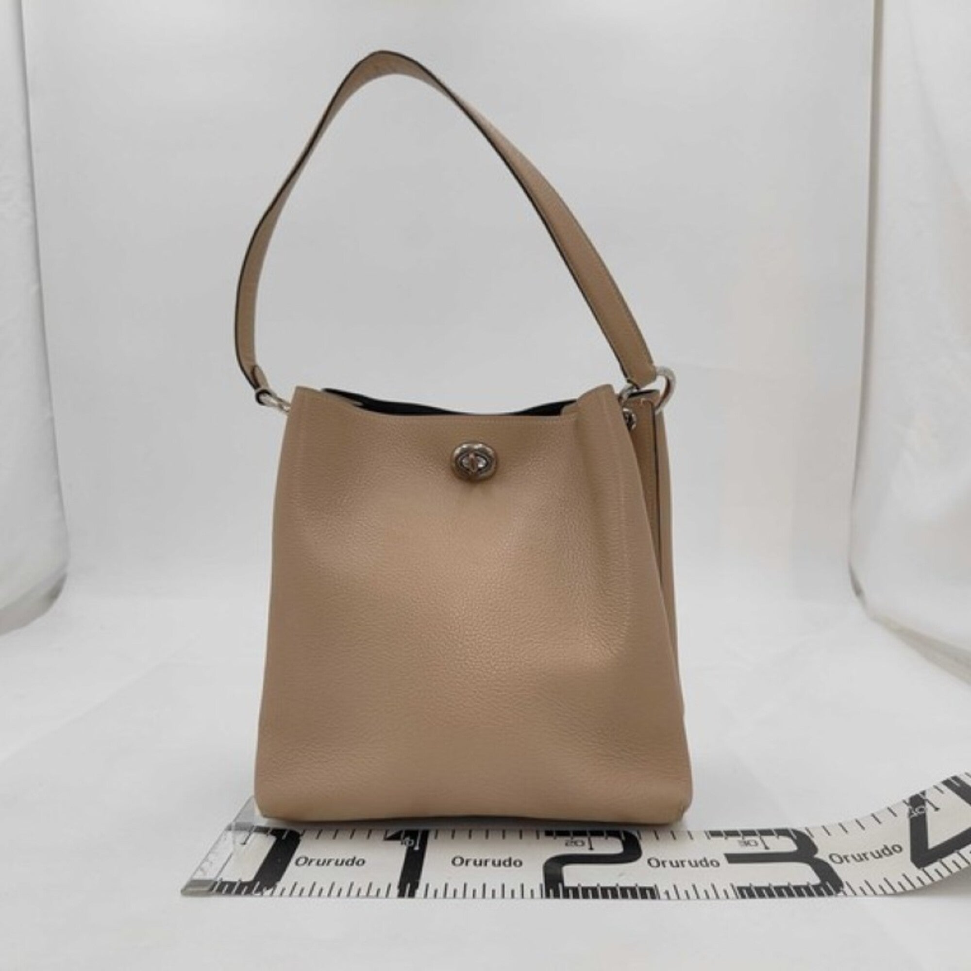 Coach Beige Leather Shoulder Bag (Pre-Owned)