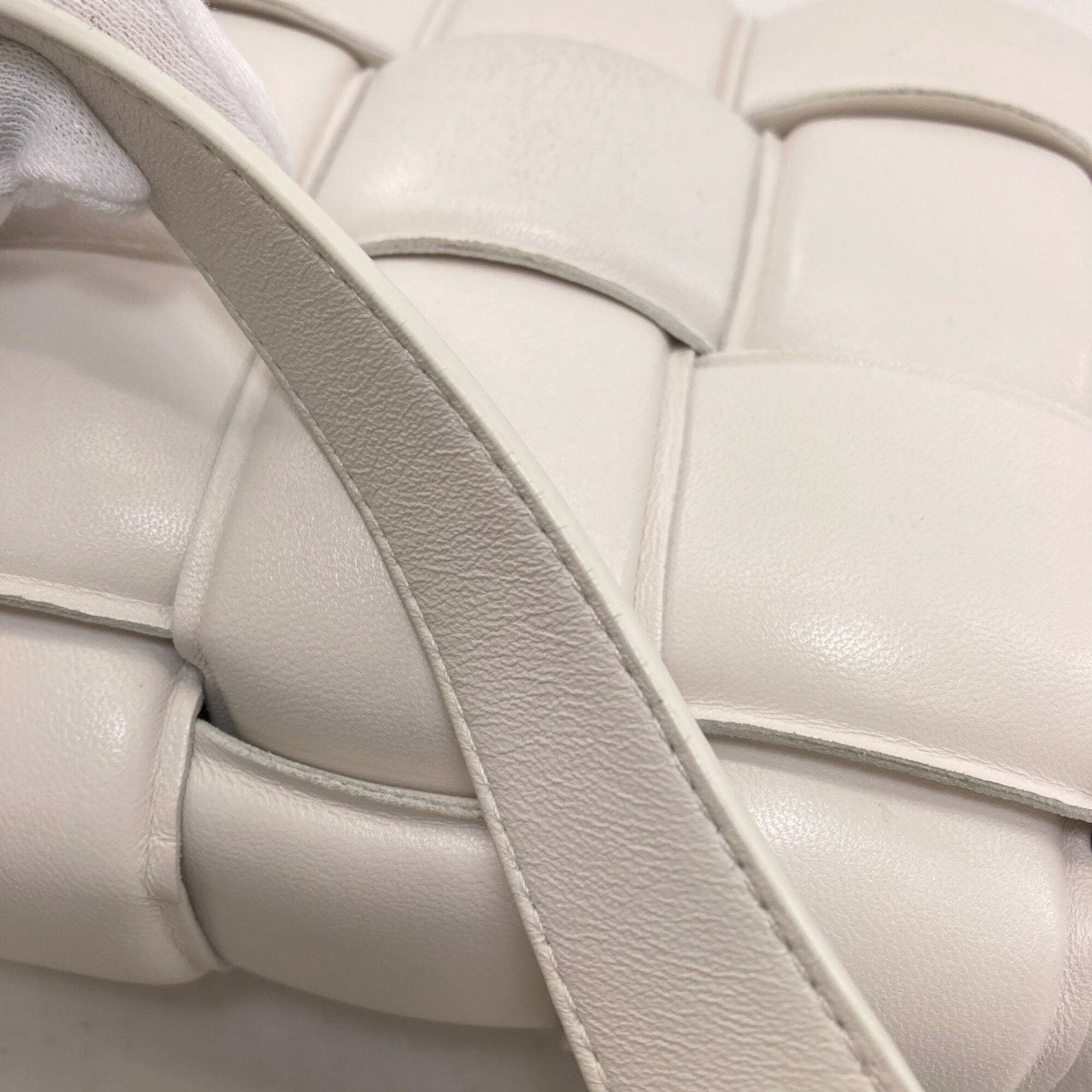 Bottega Veneta White Leather Shoulder Bag (Pre-Owned)